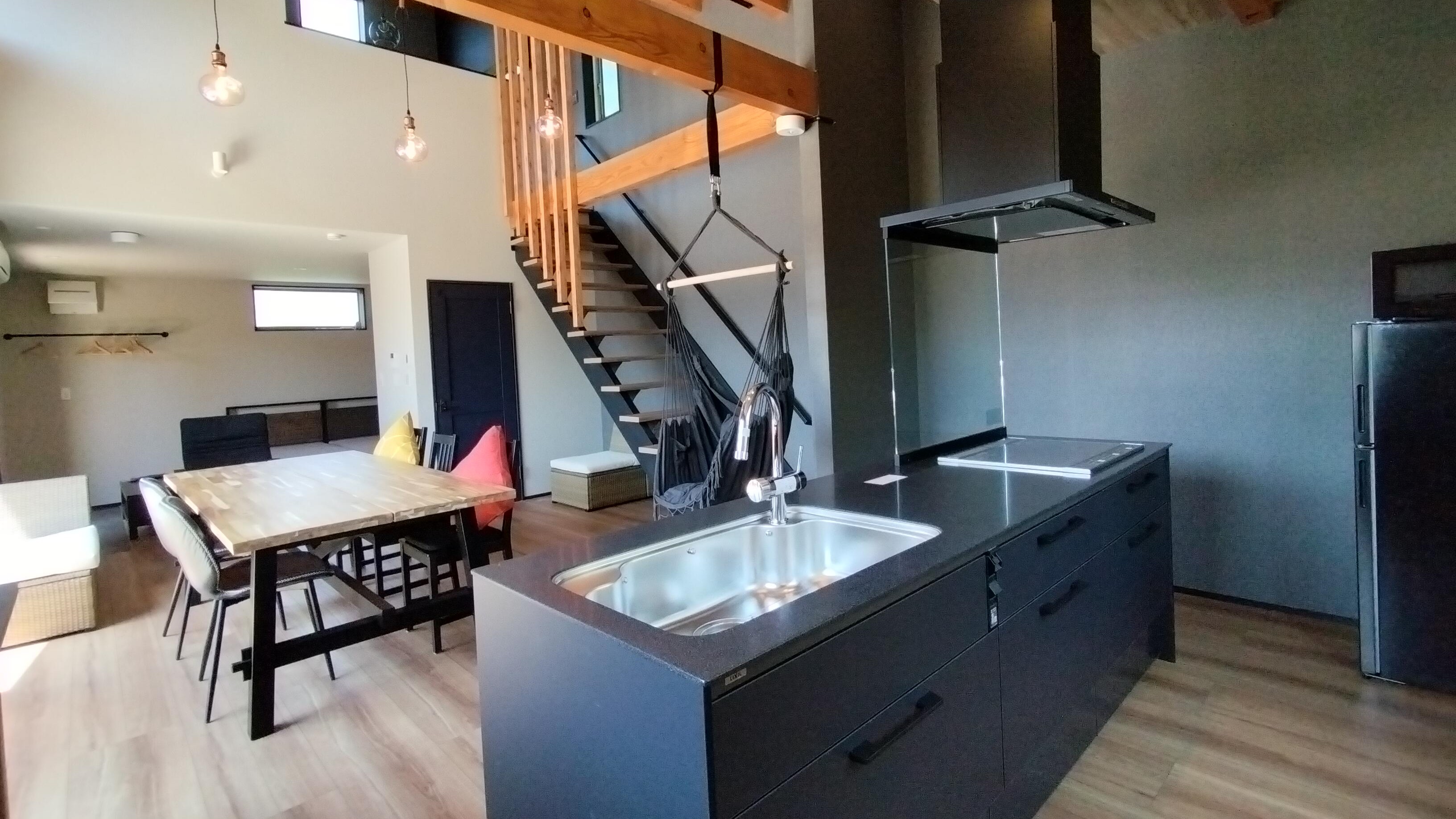 吹抜けのある広々リビングダイニング　■客室棟『宙 Ｓｏｒａ』の室内