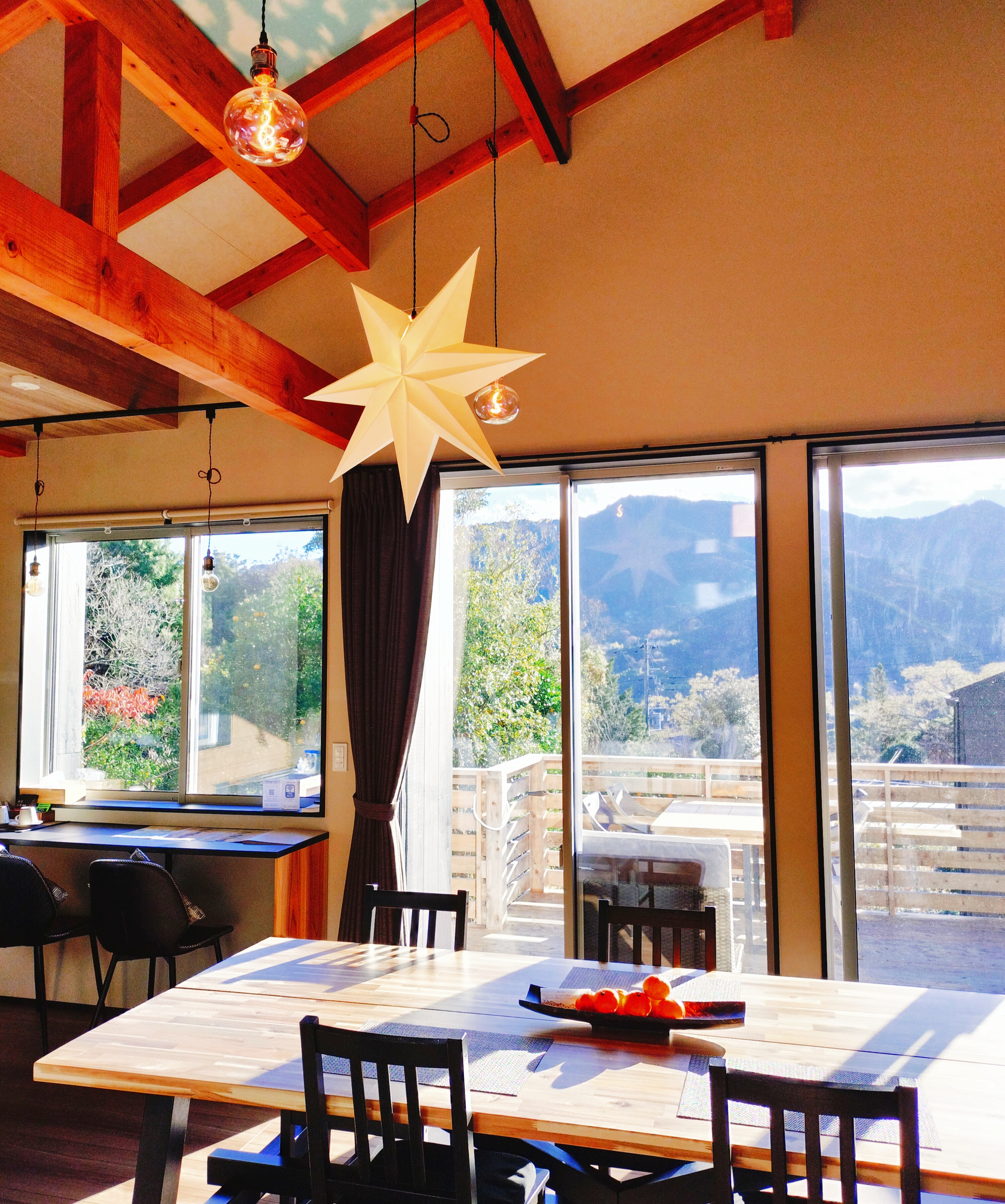 吹抜けのある広々リビングダイニング　■客室棟『宙 Ｓｏｒａ』の室内