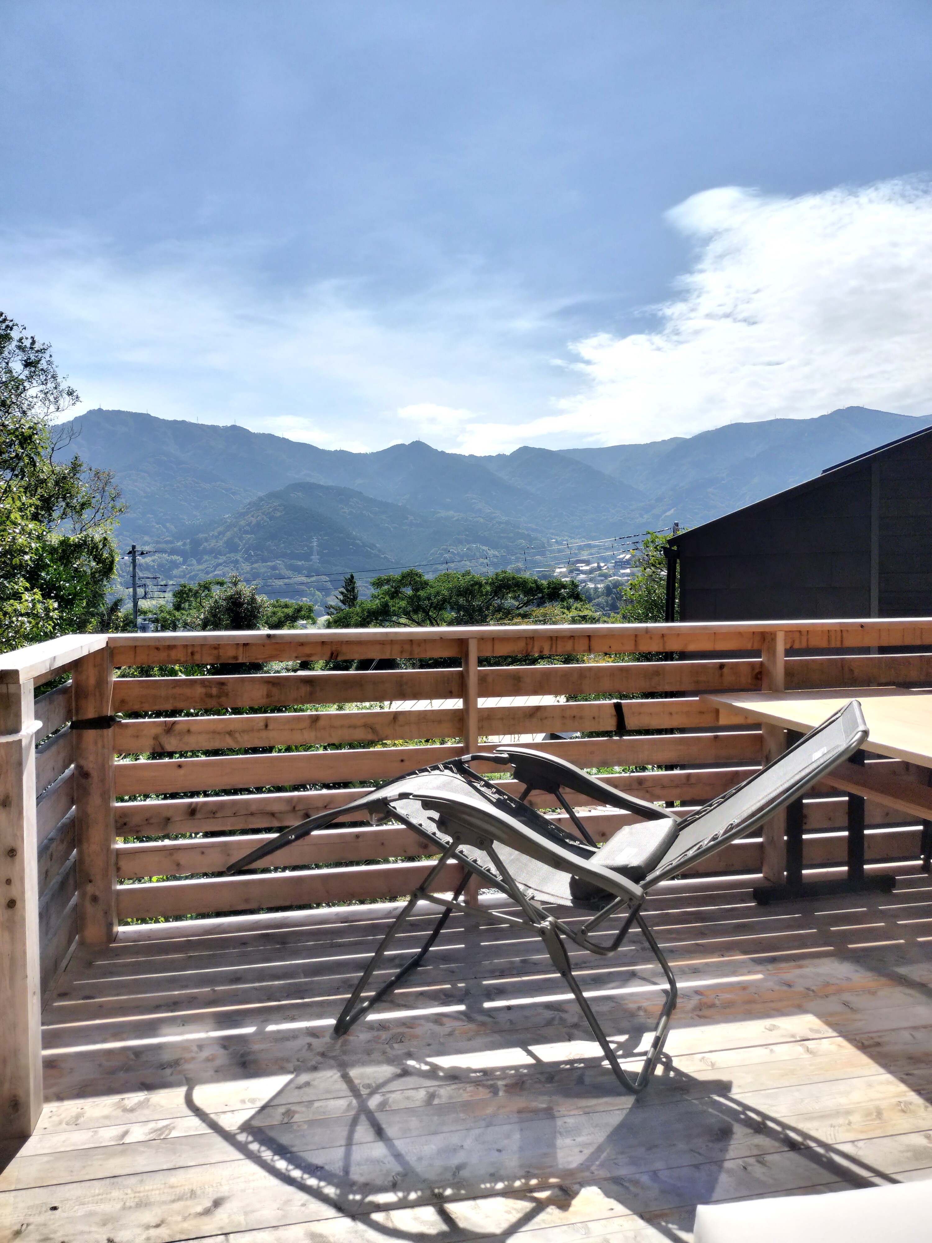 コテージの開放感ある広々ウッドテラス　