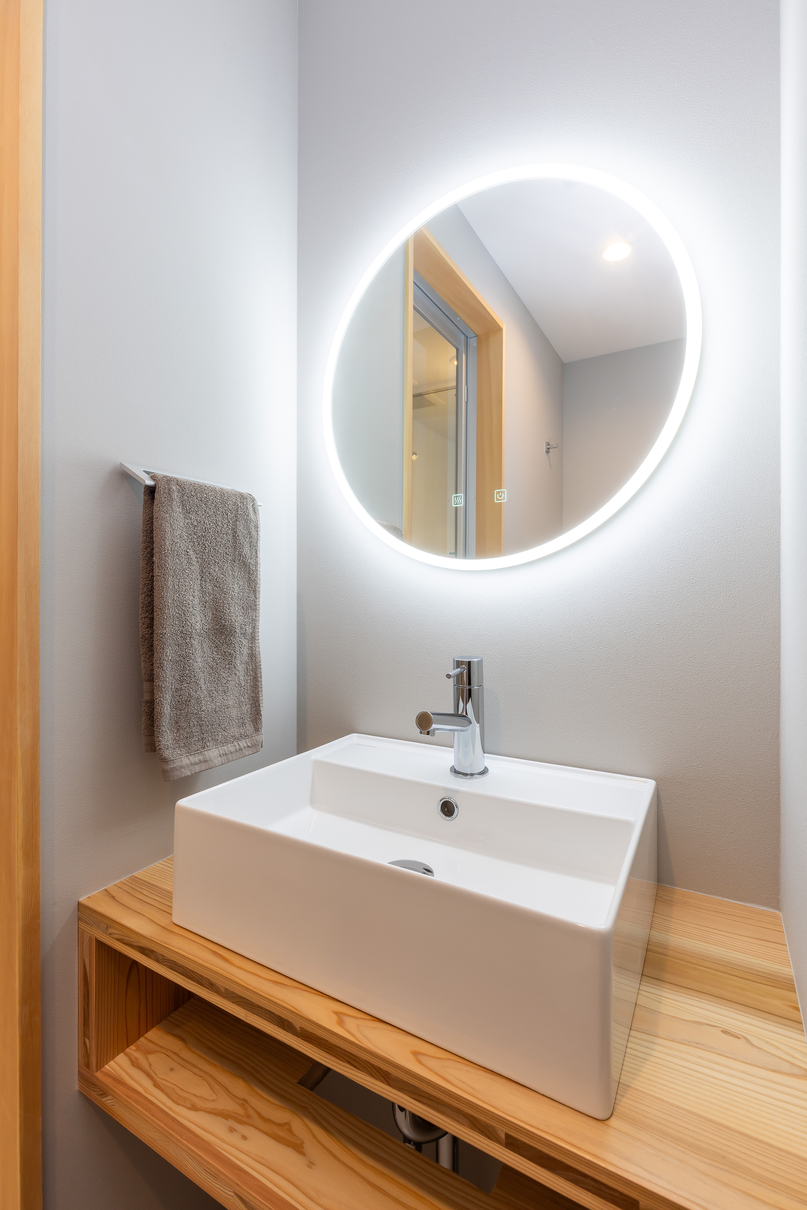 それぞれのお部屋に洗面台を設置しています。