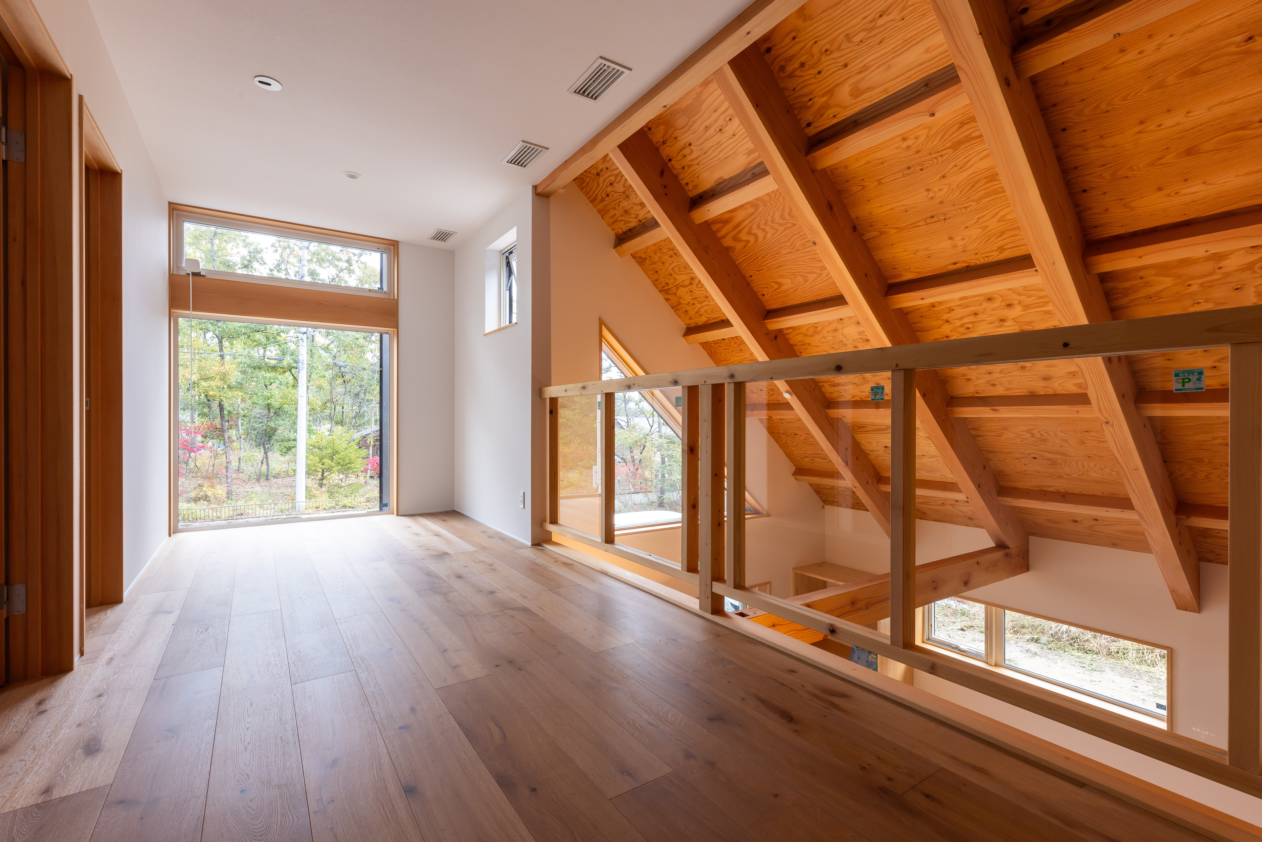 吹き抜けの天井が広々とした空間を演出しています。