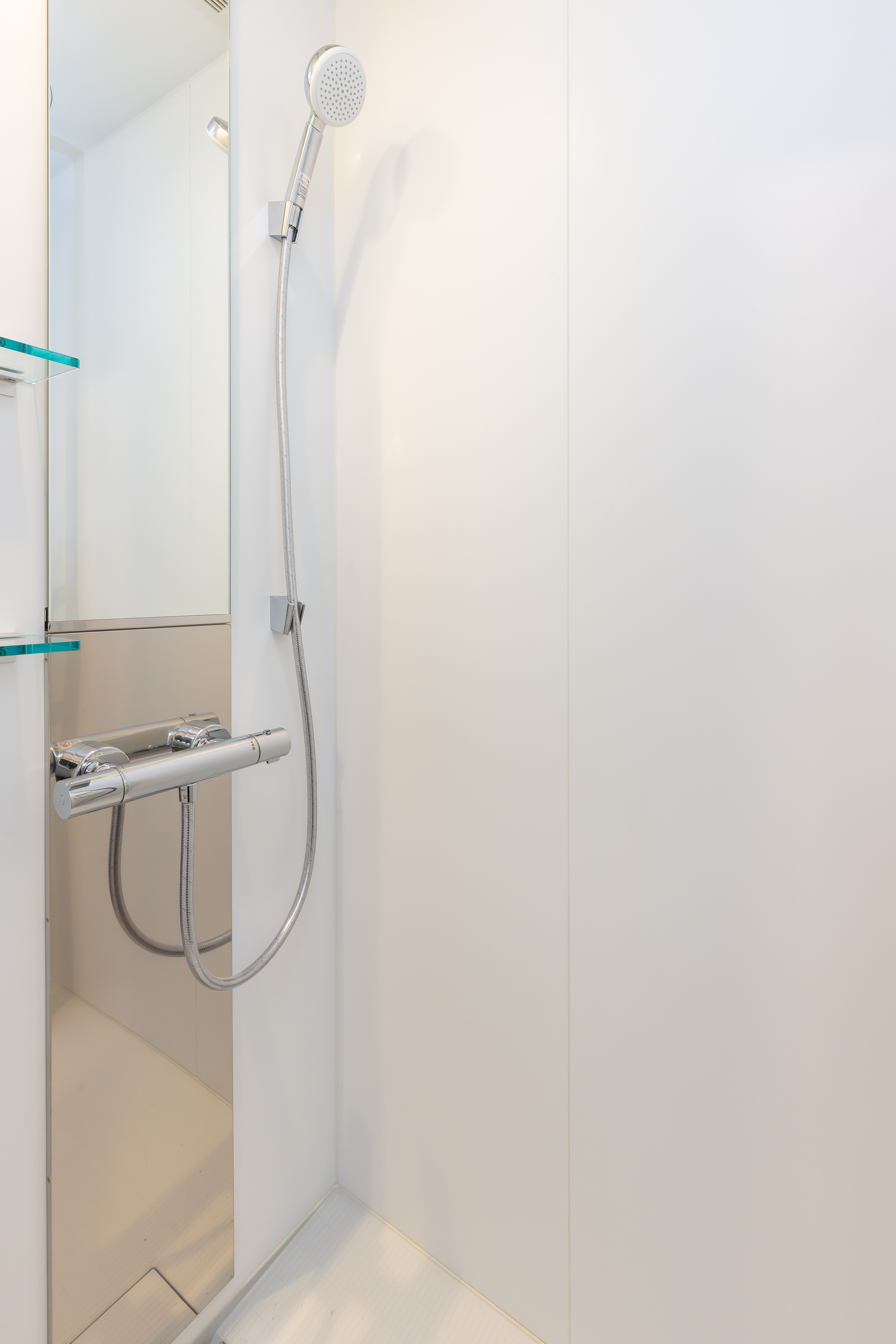 それぞれのお部屋にプライベートシャワーブースを設置。＊浴槽はございません