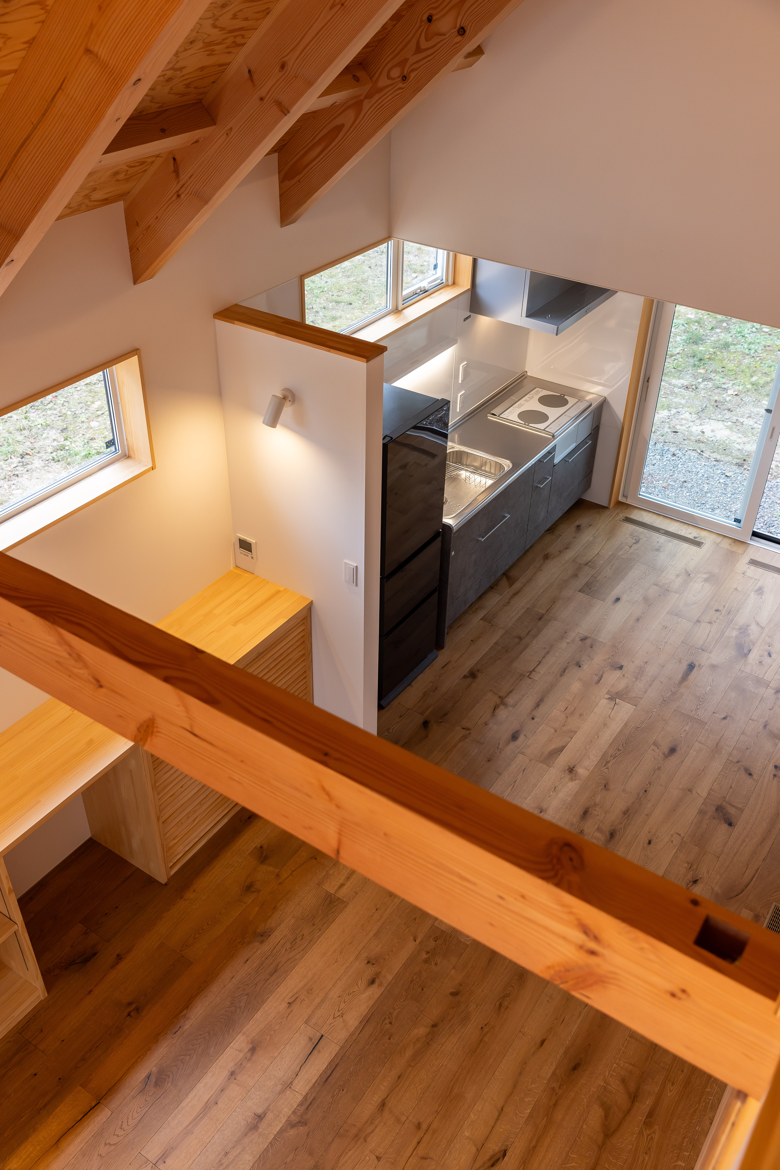 吹き抜けの天井が広々とした空間を演出しています。