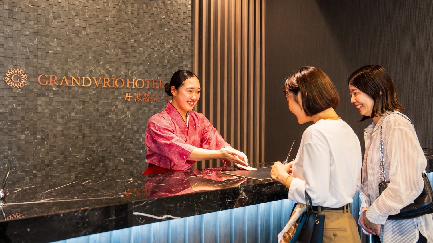 【食事なし】レトロな街並みを満喫■保湿効果に優れた天然温泉「朝霧の湯」でリフレッシュ■