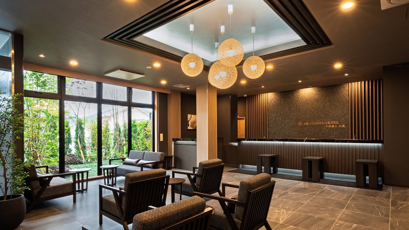 【食事なし】レトロな街並みを満喫■保湿効果に優れた天然温泉「朝霧の湯」でリフレッシュ■