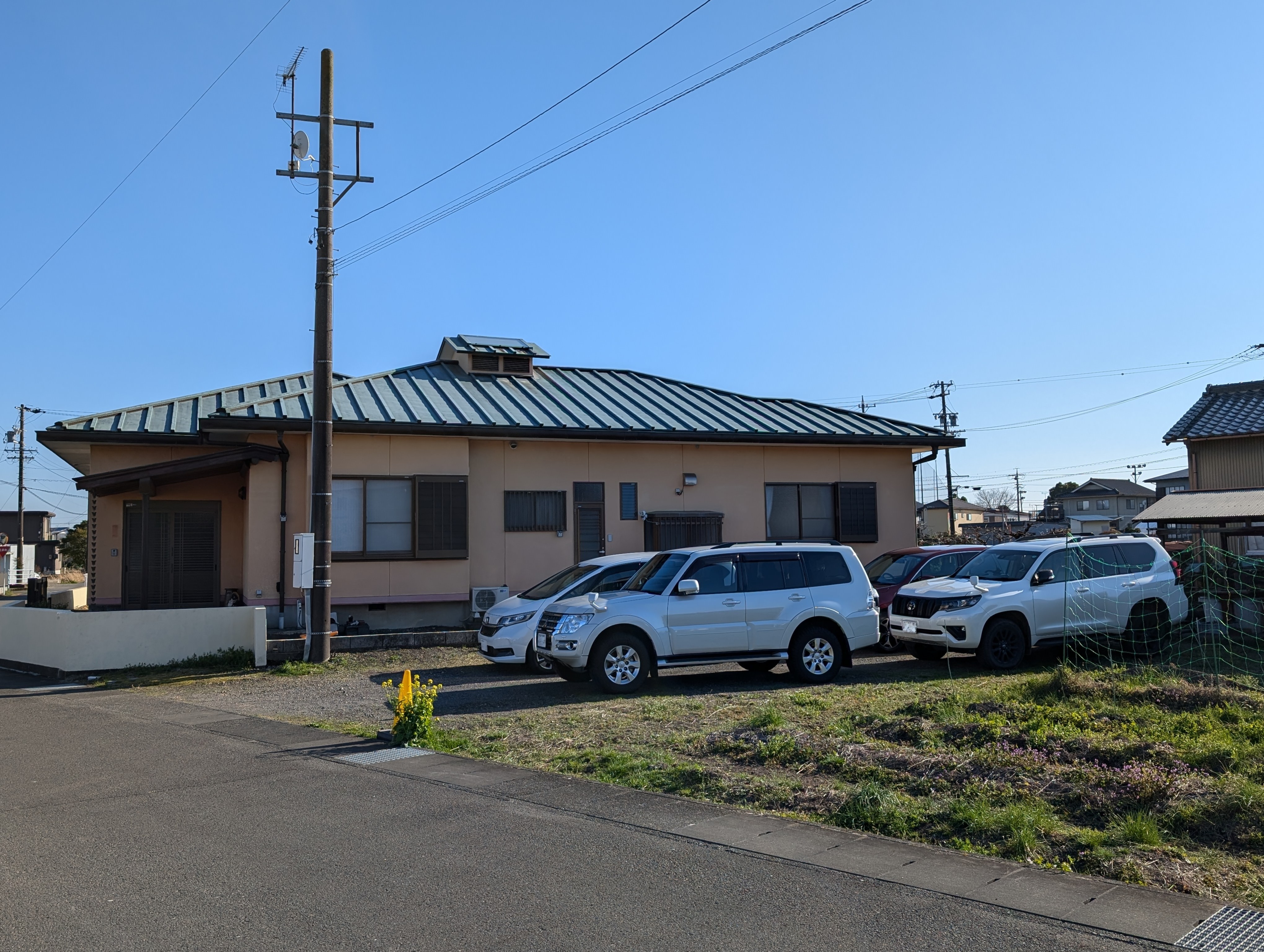 乗用車４台まで停められます。