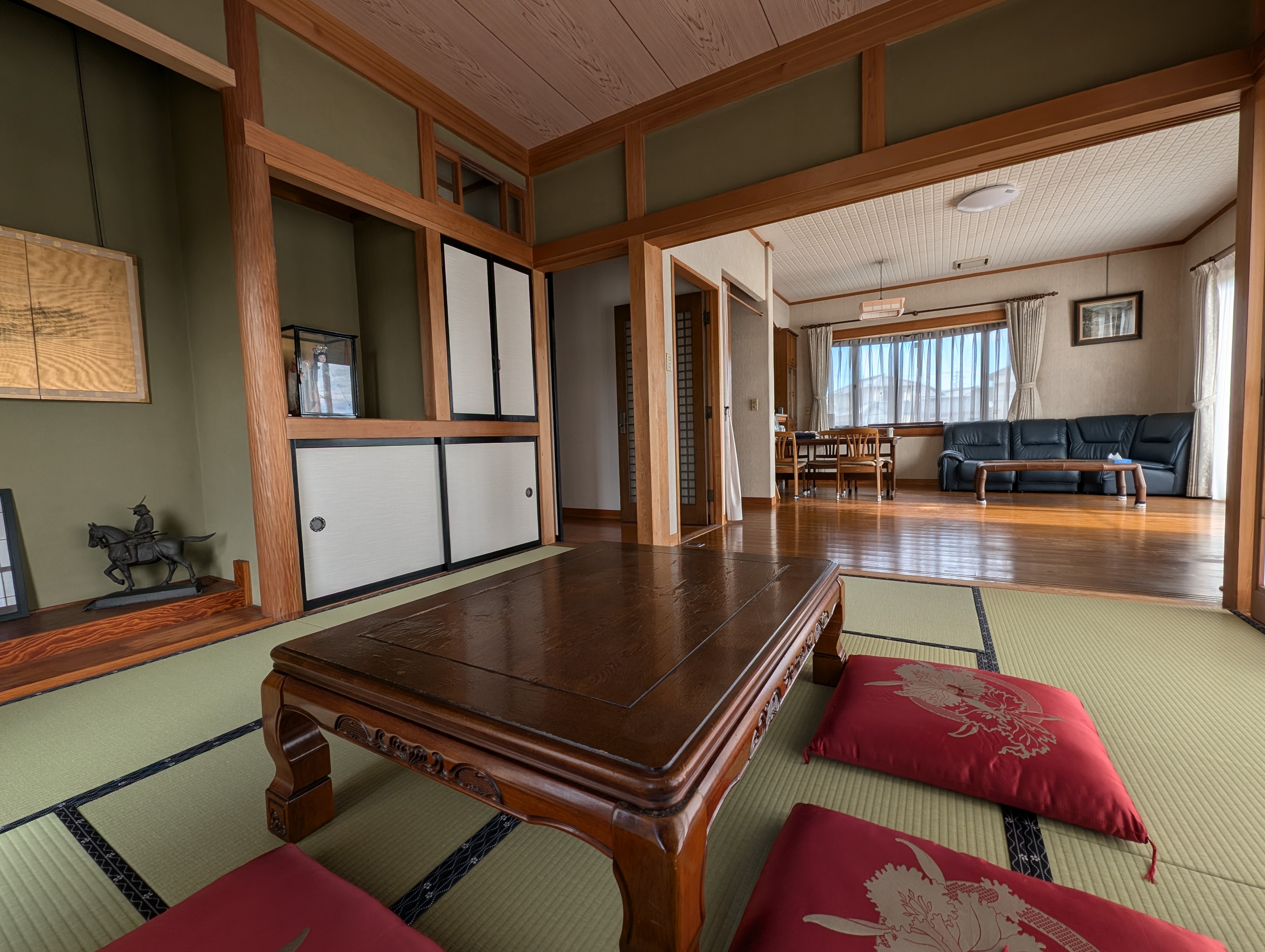 ８畳和室はリビングの隣りにあるので、広くお使いいただけます。