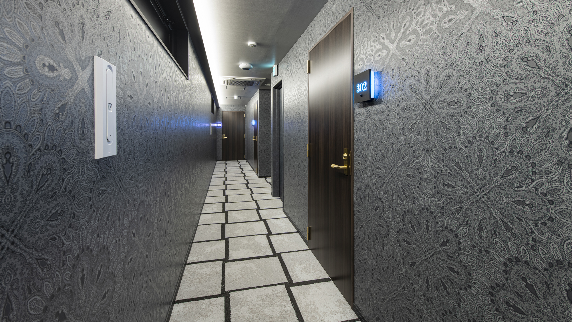 *【館内廊下】交通に便利な立地にありながら、館内は静かな空間が広がります。