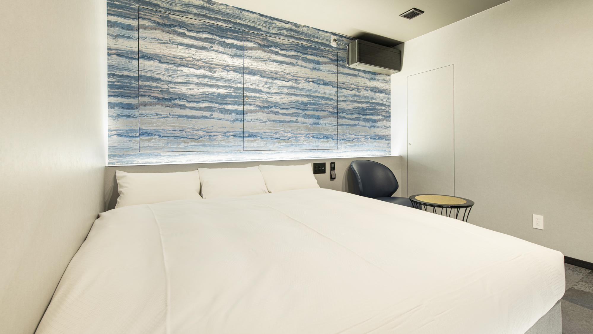 *【キングルーム】広々とした1ベッドルーム。スタイリッシュで清潔感のある空間です。