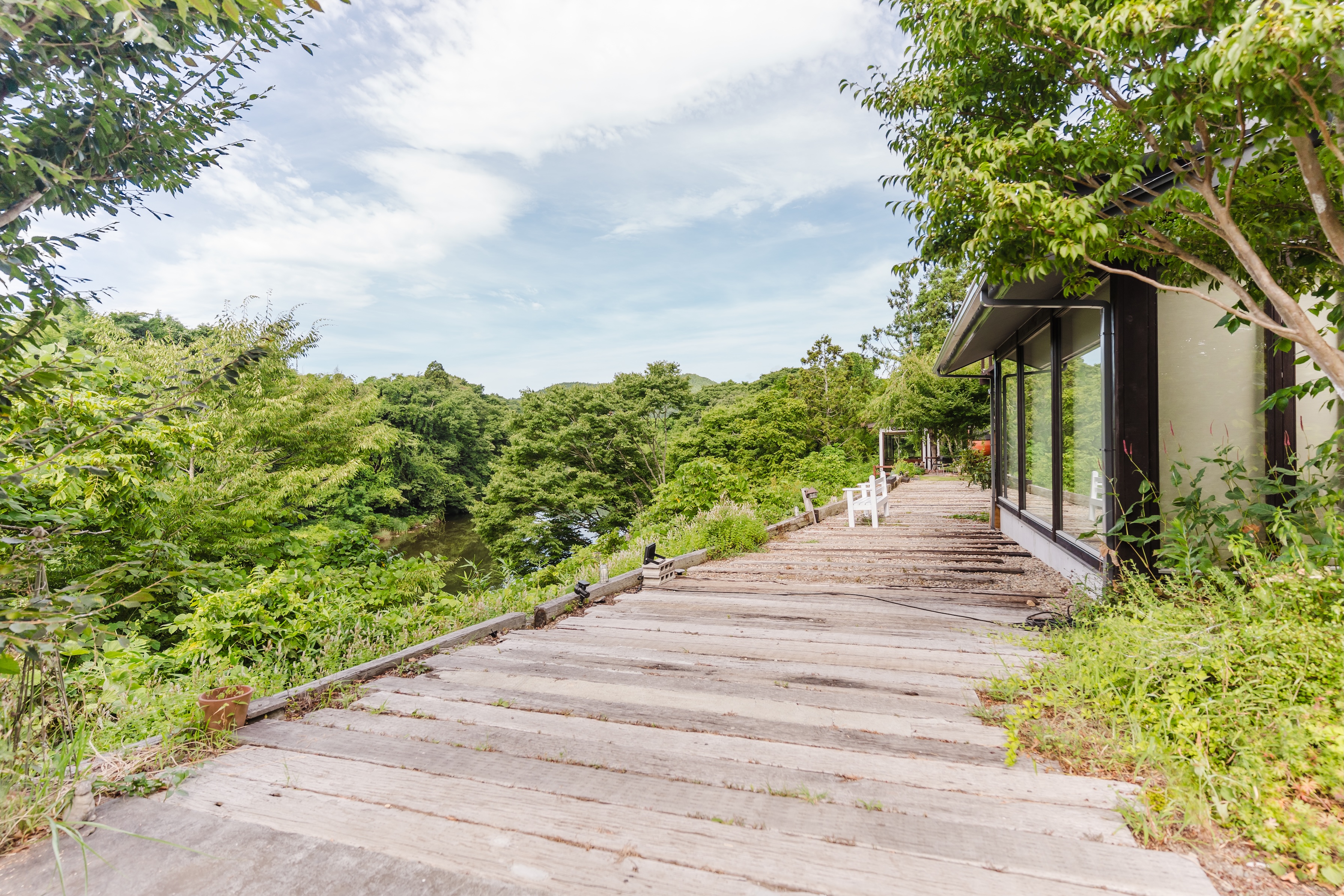 名取川のほとりの自然豊かなロケーションです