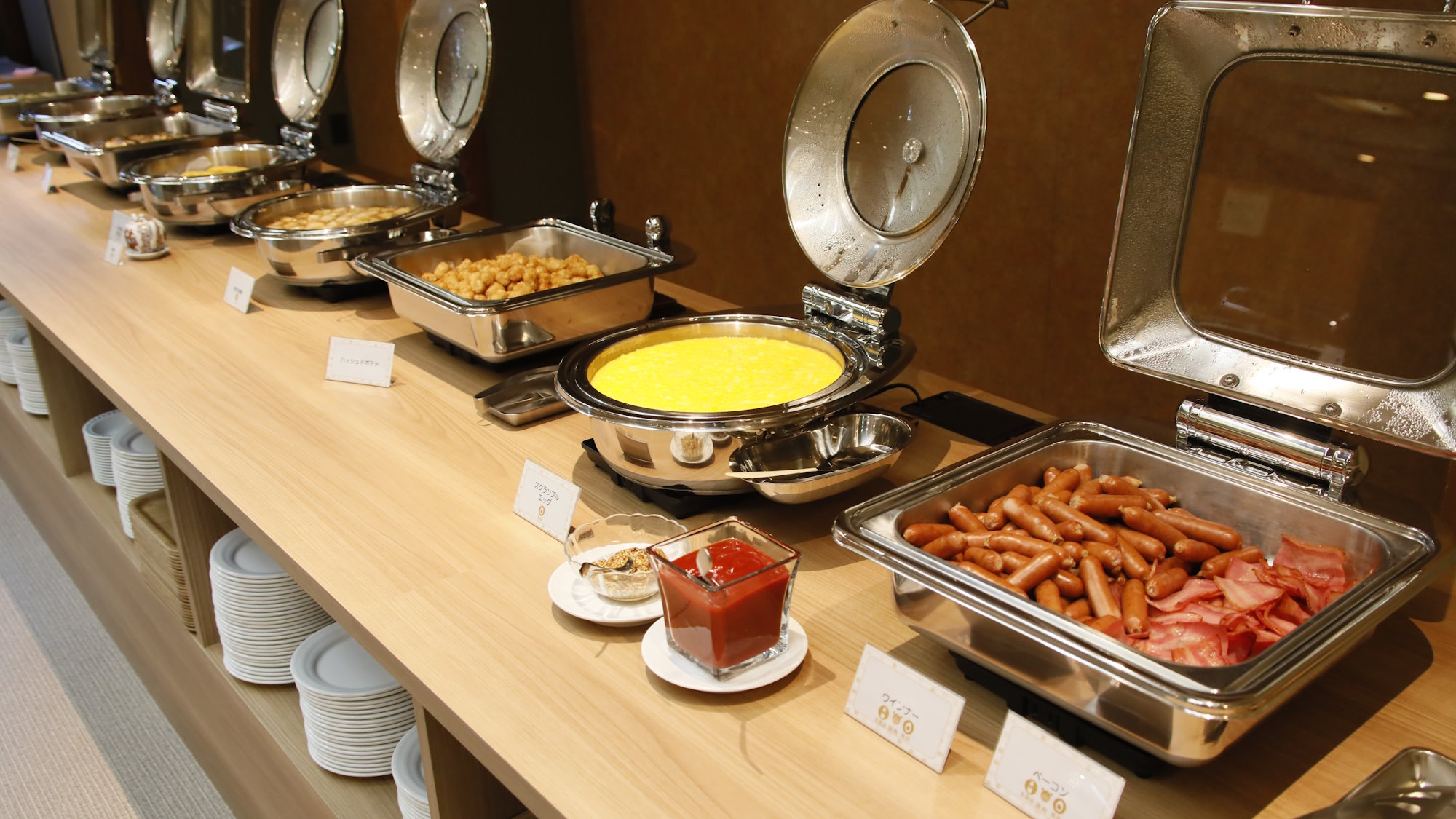 【ビュッフェ：ご朝食】ウインナーやスクランブルエッグなど洋食のラインナップも充実（一例）