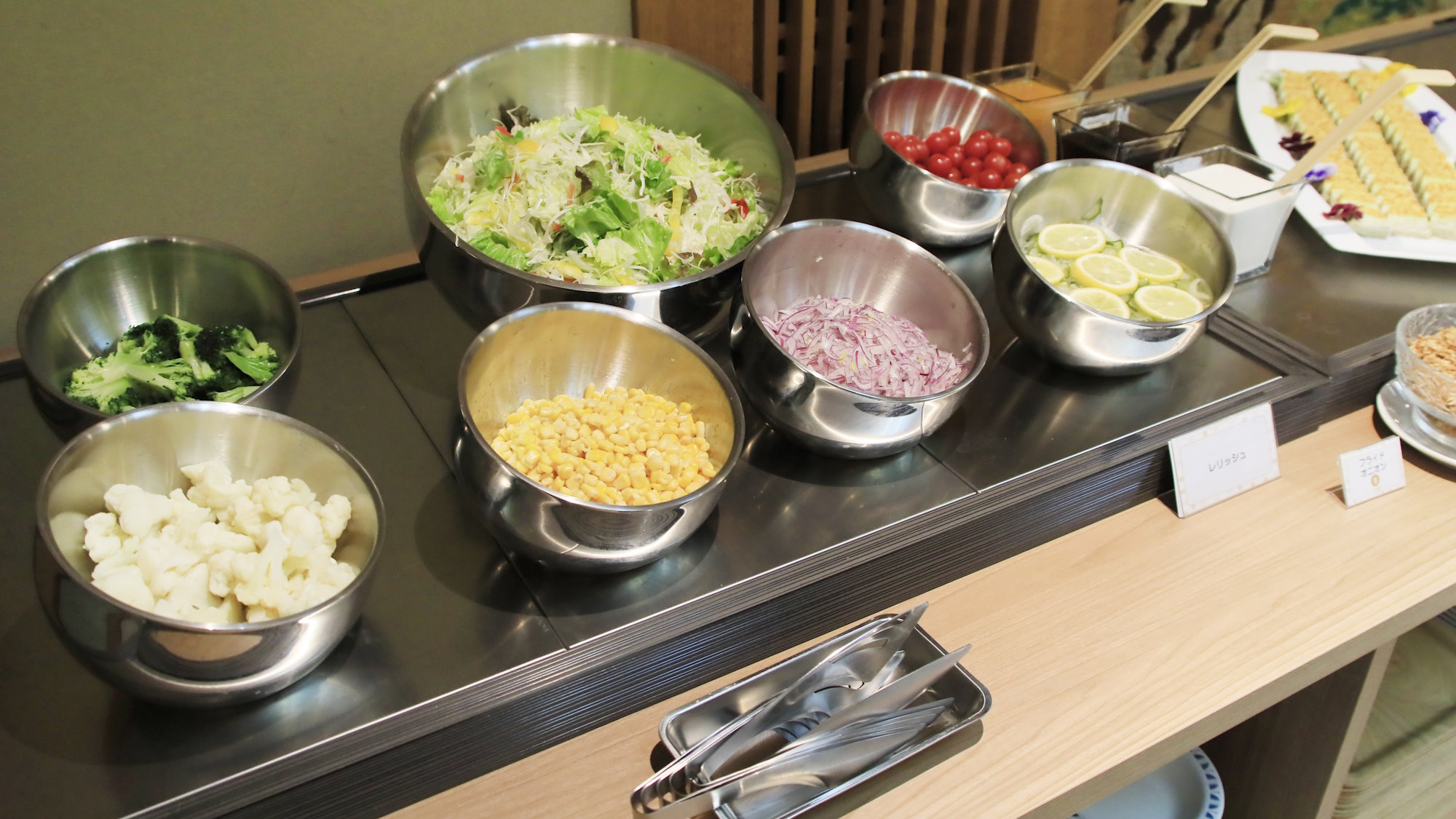 【ハーフビュッフェ：ご夕食】新鮮なお野菜も取り揃えております。（一例）