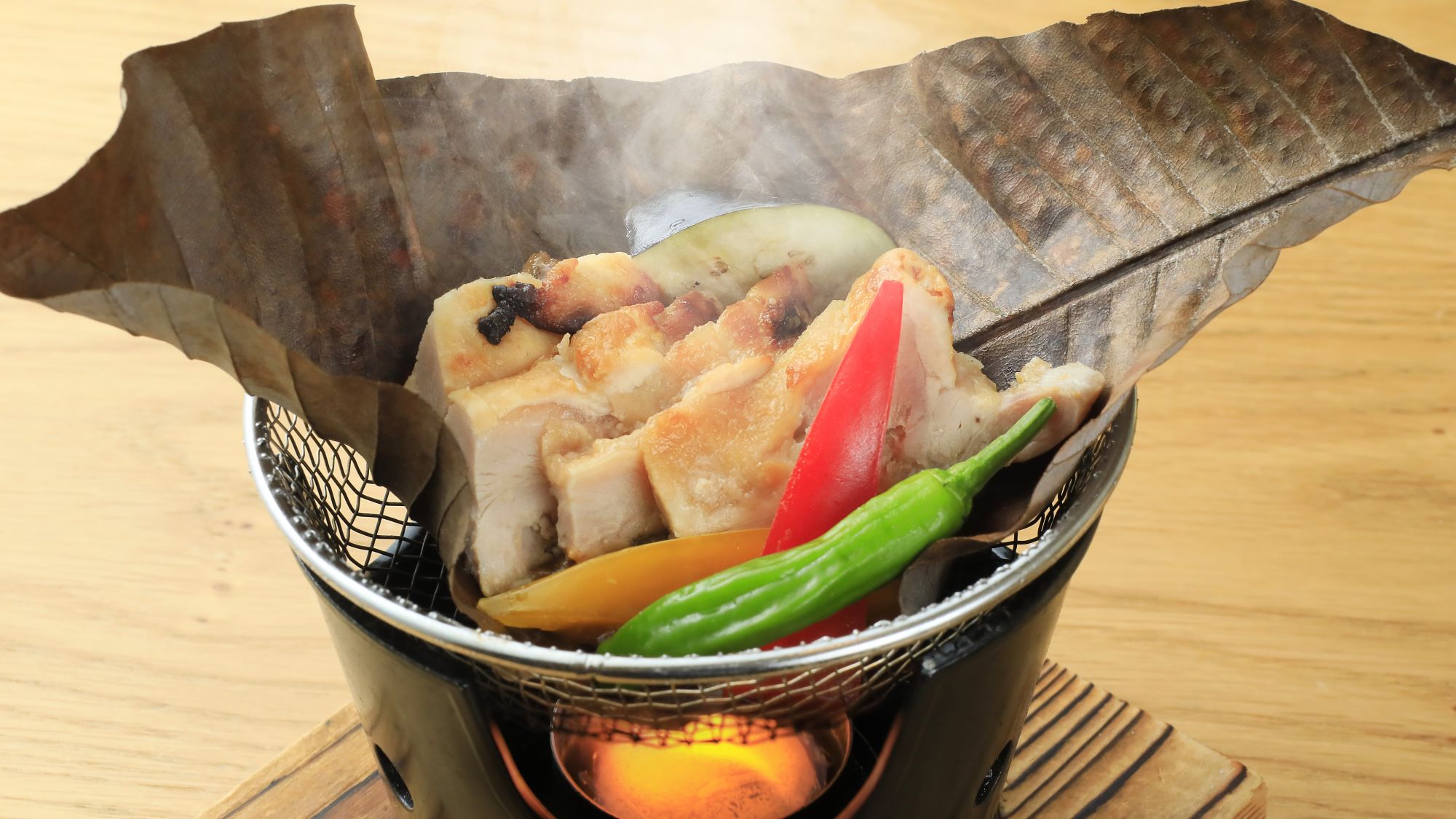 【ライト鍋御膳】香味野菜と供に朴葉で包んだ国産鶏の味噌漬け焼き（一例）