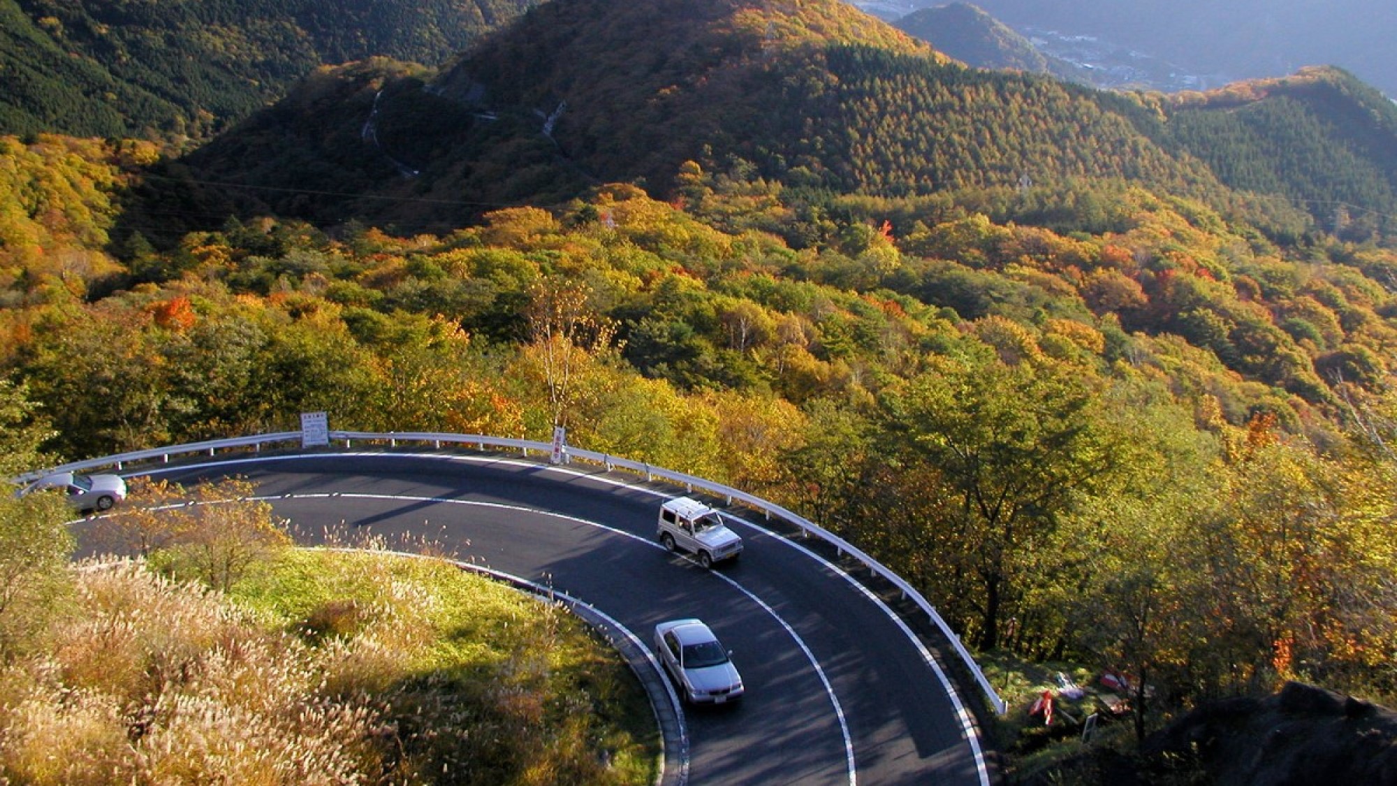 【いろは坂】道中のいろは坂も四季折々の風景を楽しむことができます（一例）