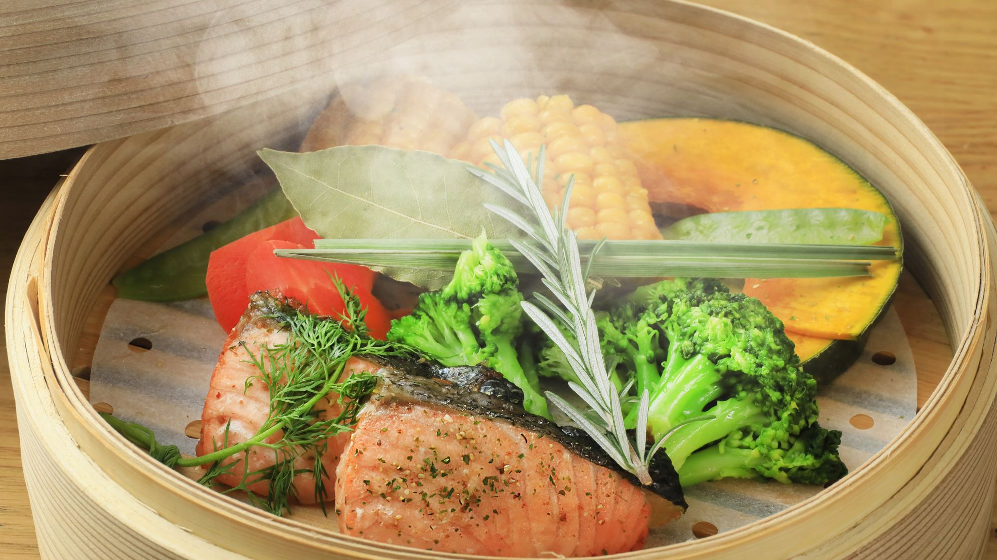 【御膳：逸品】八汐鱒と香味野菜のハーブ蒸し（一例）