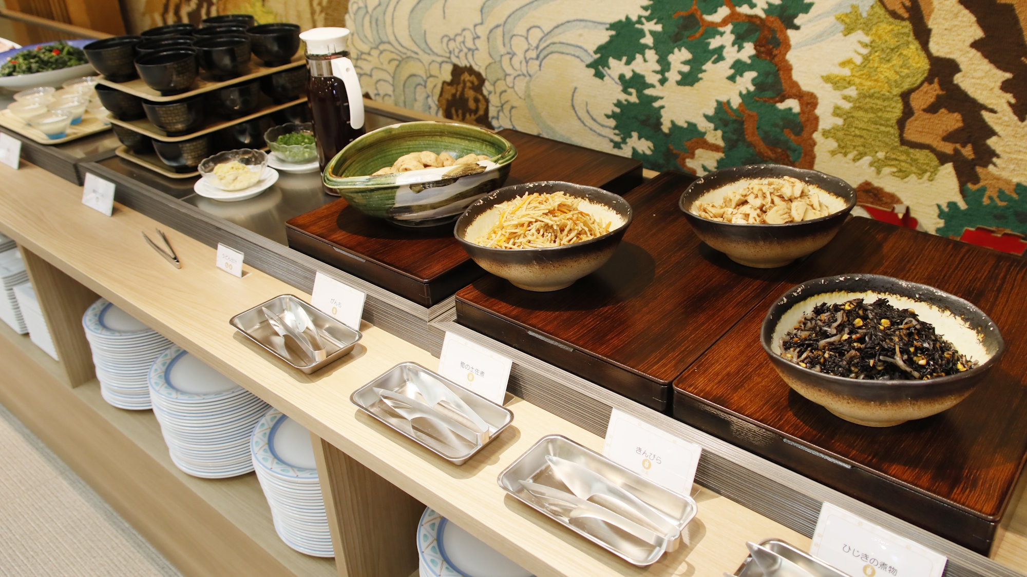 【ビュッフェ：ご朝食】和食を中心とした逸品が揃っております。（一例）