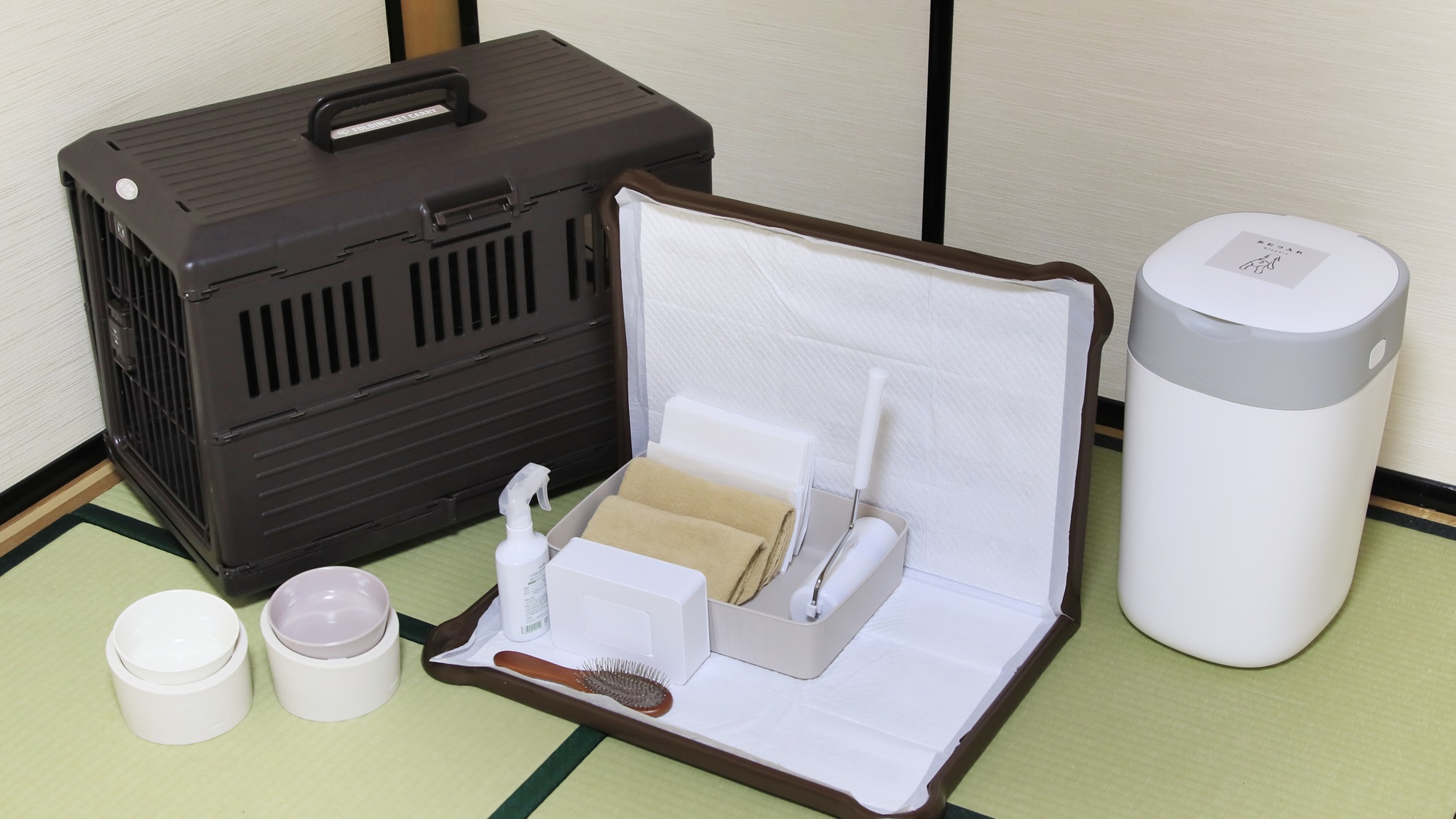 【本館客室アメニティー】フードボウル・ワンちゃん用トイレなどもご用意いたしております。(一例)
