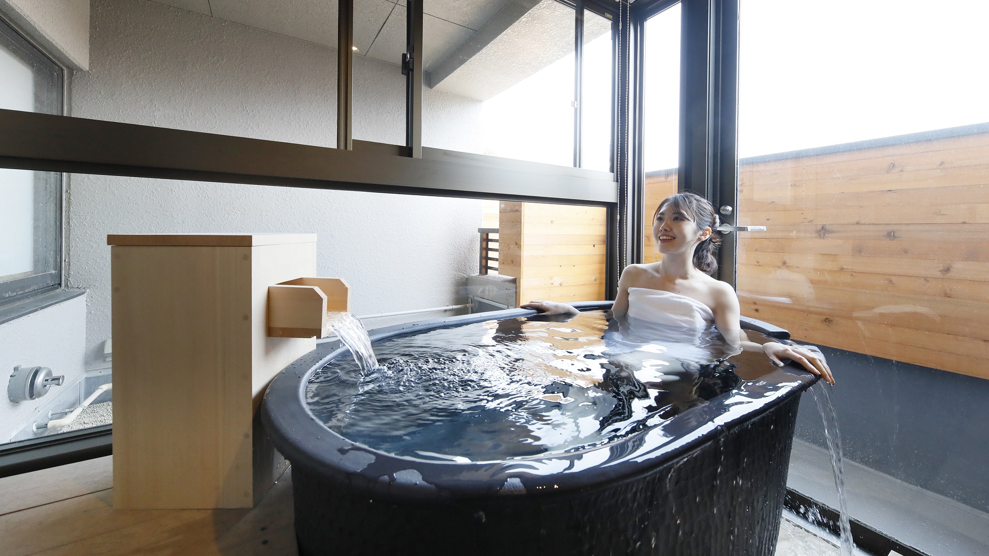 【半露天風呂付きツインベッド】最上階客室にて非日常の大人時間を満喫（一例）