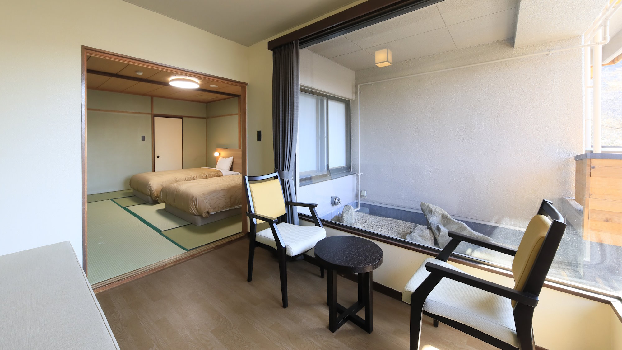 【和室ツインベッド】ワンちゃんものびのびお過ごしいただけます(一例)