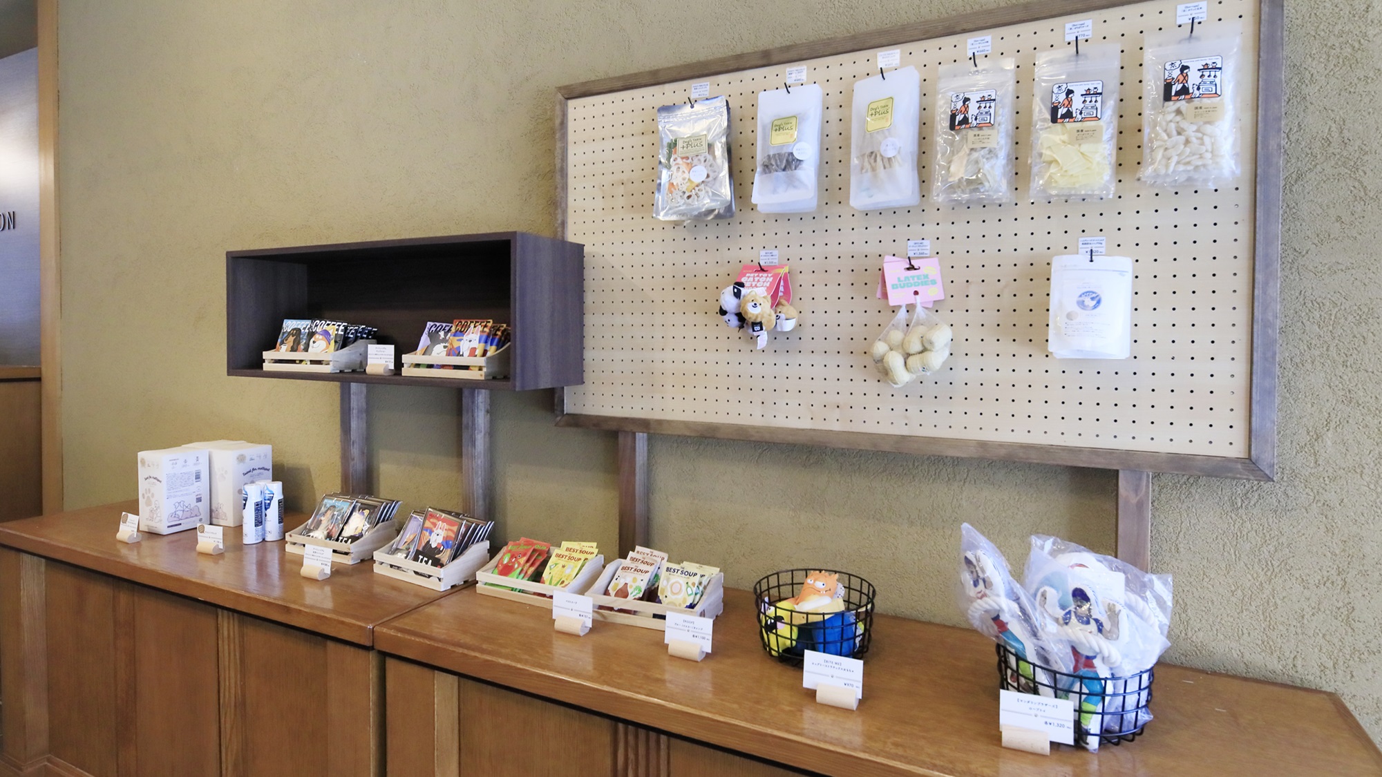 【ロビーラウンジ】ワンちゃん用おやつやおもちゃなどの商品が揃うお土産ショップもございます（一例）