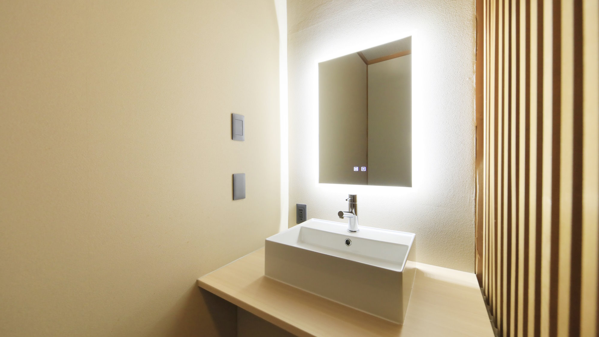 【特別和室14畳】白と木を基調とした明るい雰囲気となっております(一例)