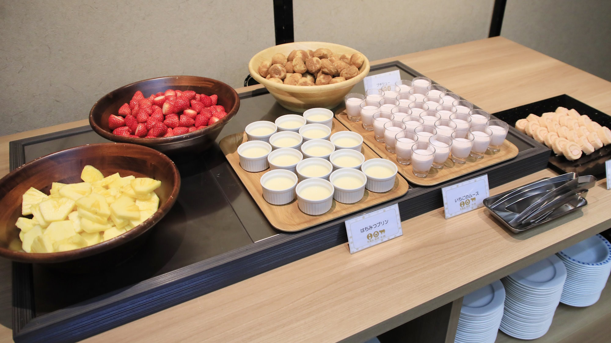 【ハーフビュッフェ：ご夕食】フルーツや各種デザートもご用意いたしております（一例）