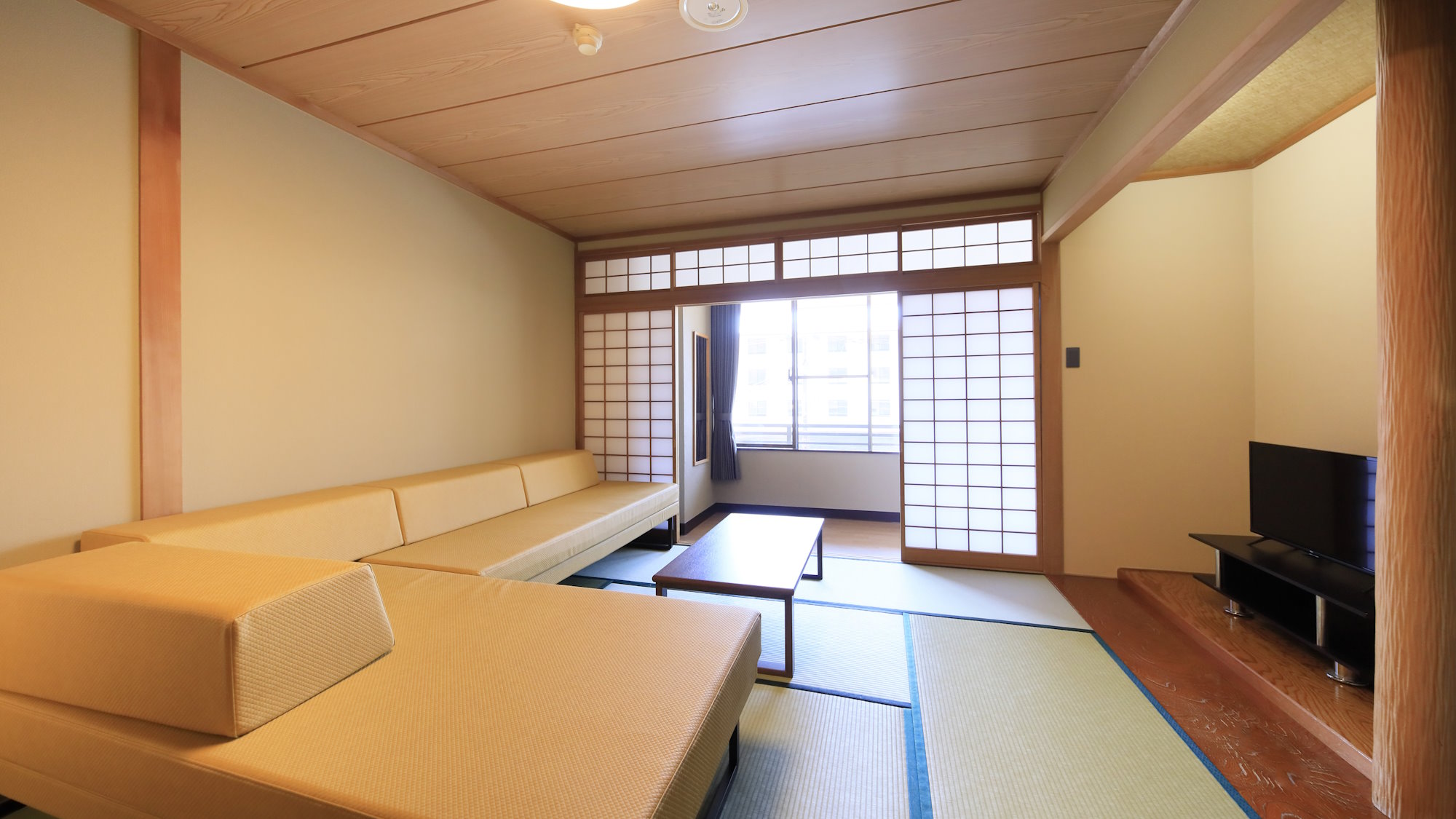 【特別和室ツインベッド】室内には広々としたソファーもご用意いたしております（一例）