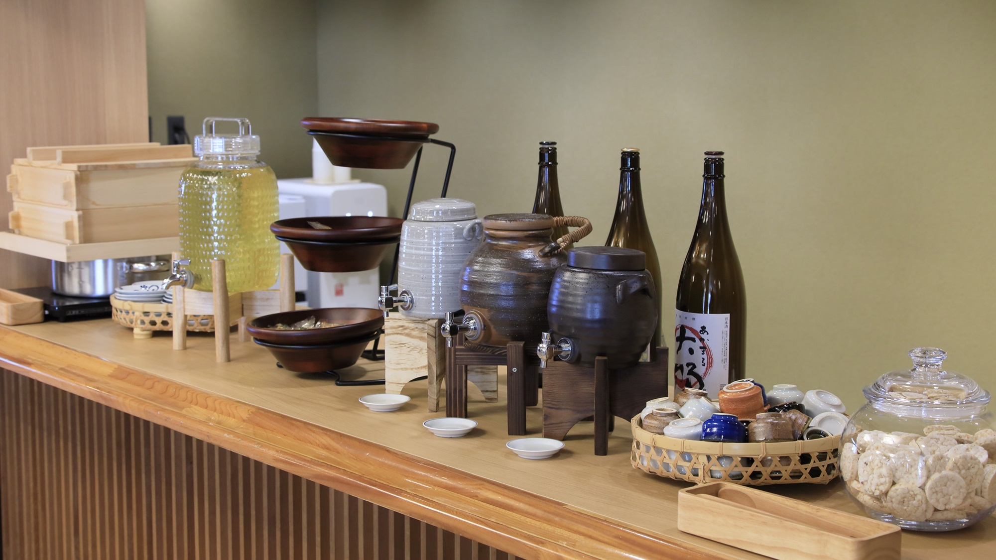 【ウェルカムサービス】地酒やお茶などをご自由にお愉しみいただけます（一例）