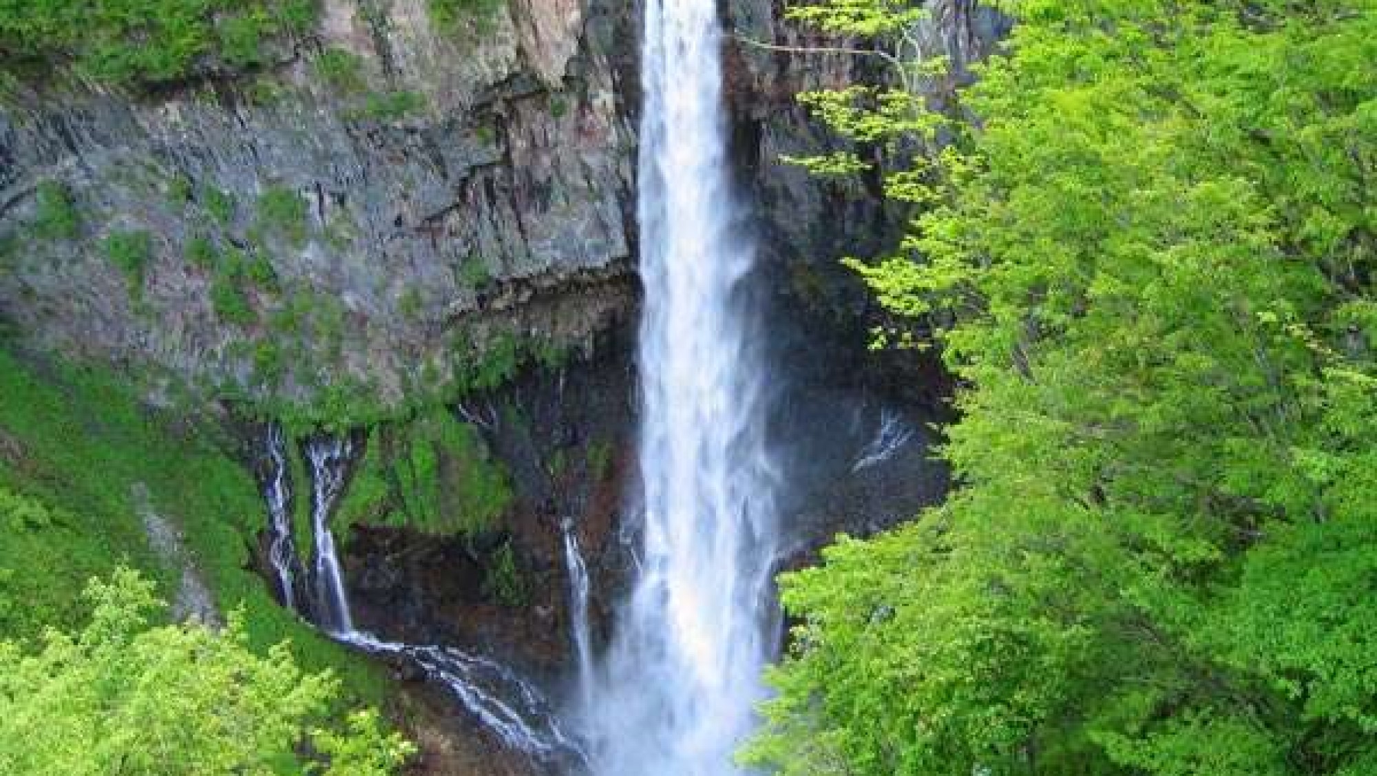 【華厳の滝】夏は鮮やかな緑が美しく、避暑地として人気のスポットです（一例）