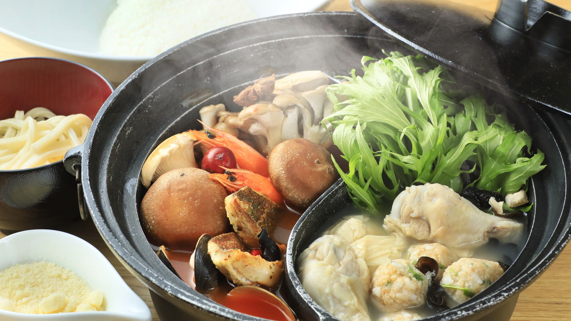 【御膳：逸品】海鮮や鶏つみれをお愉しみいただける赤と白の二色鍋（一例）