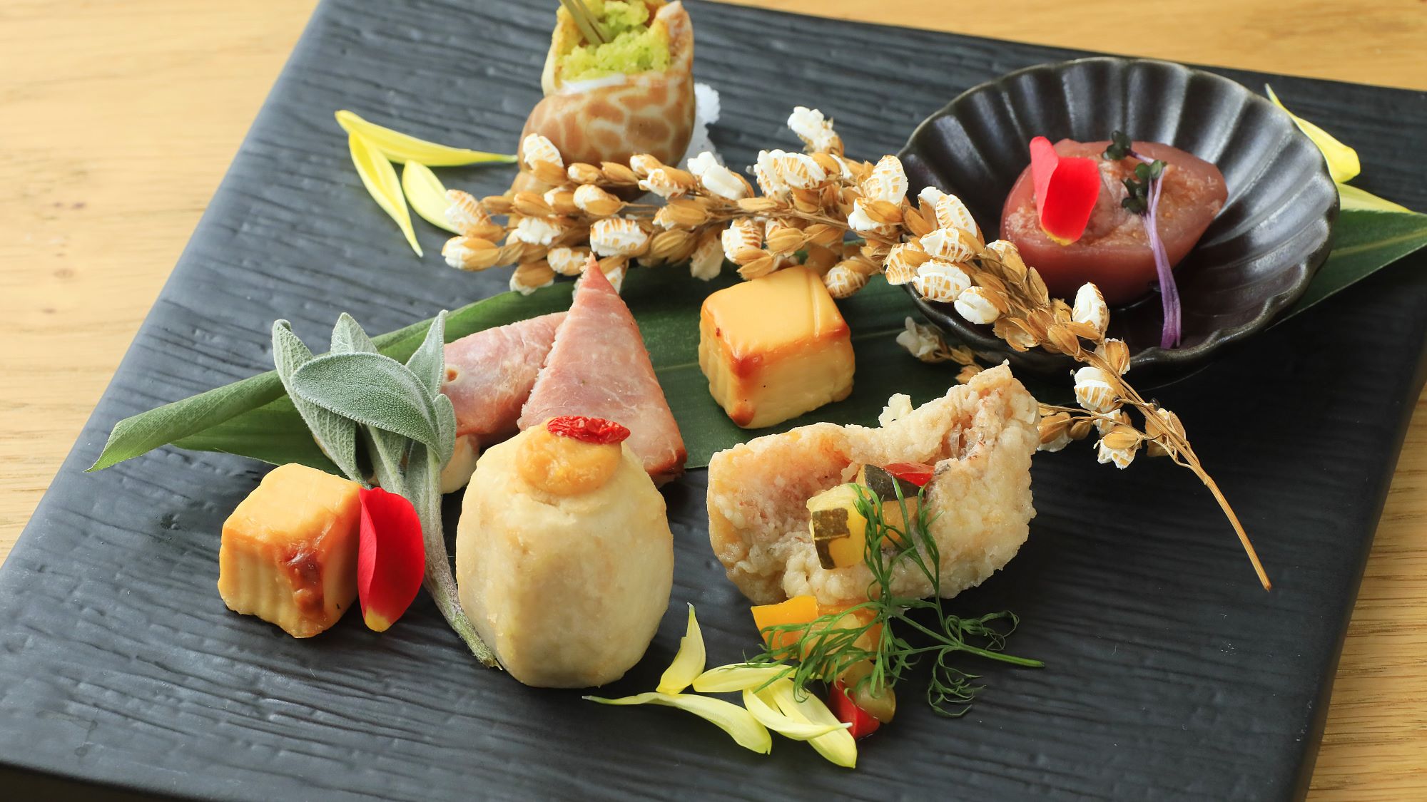 【特選鍋御膳】季節の前菜盛り合わせ（一例）