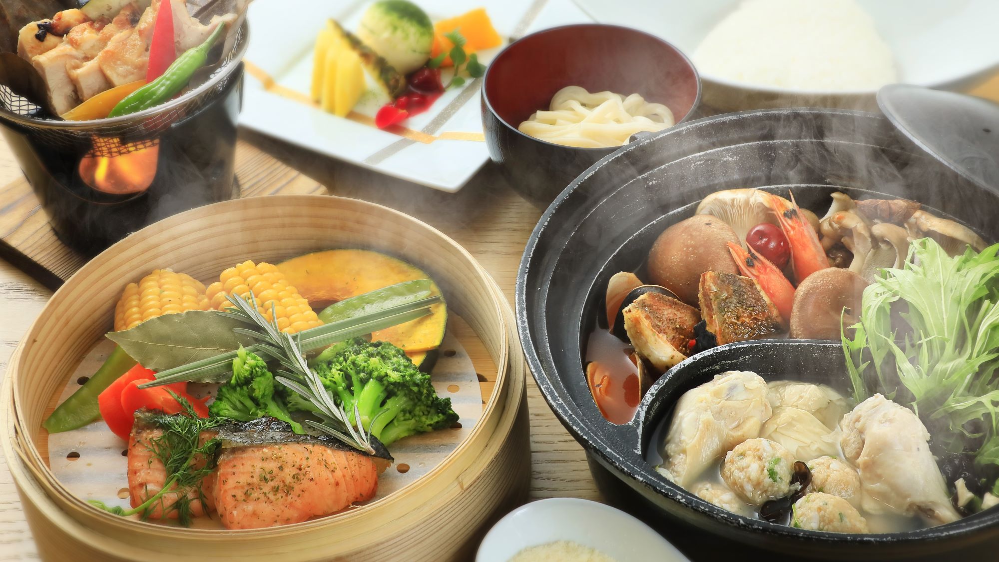 【ライト鍋御膳】八汐鱒と香味野菜のハーブ蒸しや国産鶏の味噌漬け焼きを堪能（一例）