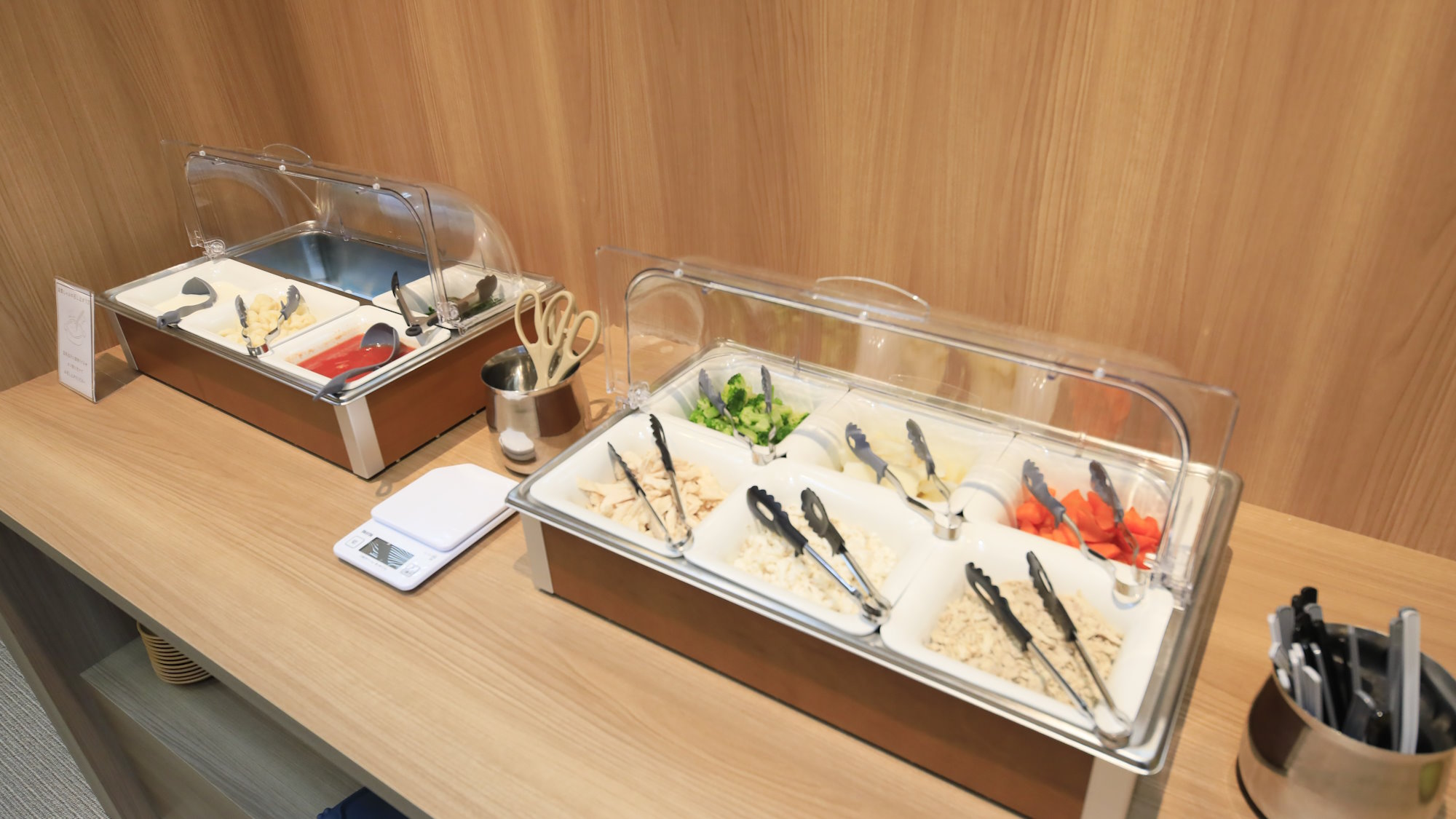 【ワンちゃん用ビュッフェ】野菜やお肉、スープなどワンちゃんのお食事も豊富な種類がございます（一例）