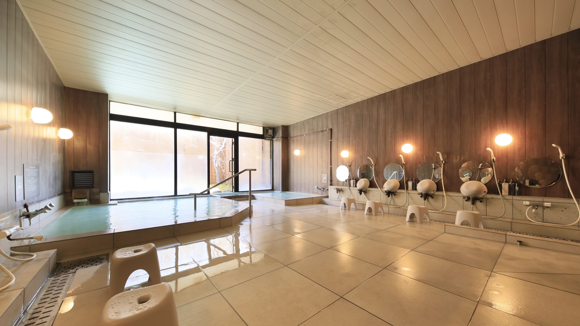 【温泉大浴場】大浴場内のお湯は全て源泉かけ流しとなっております（一例）