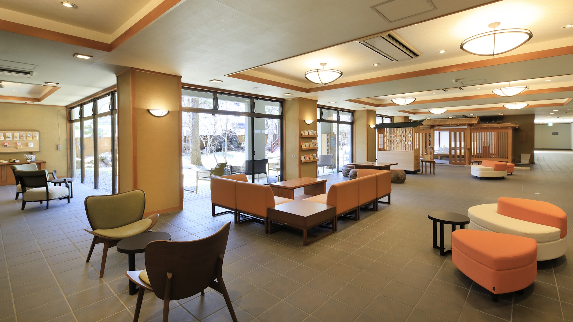 【ロビーラウンジ】広々としているので、ロビーでもごゆっくりお寛ぎいただけます（一例）