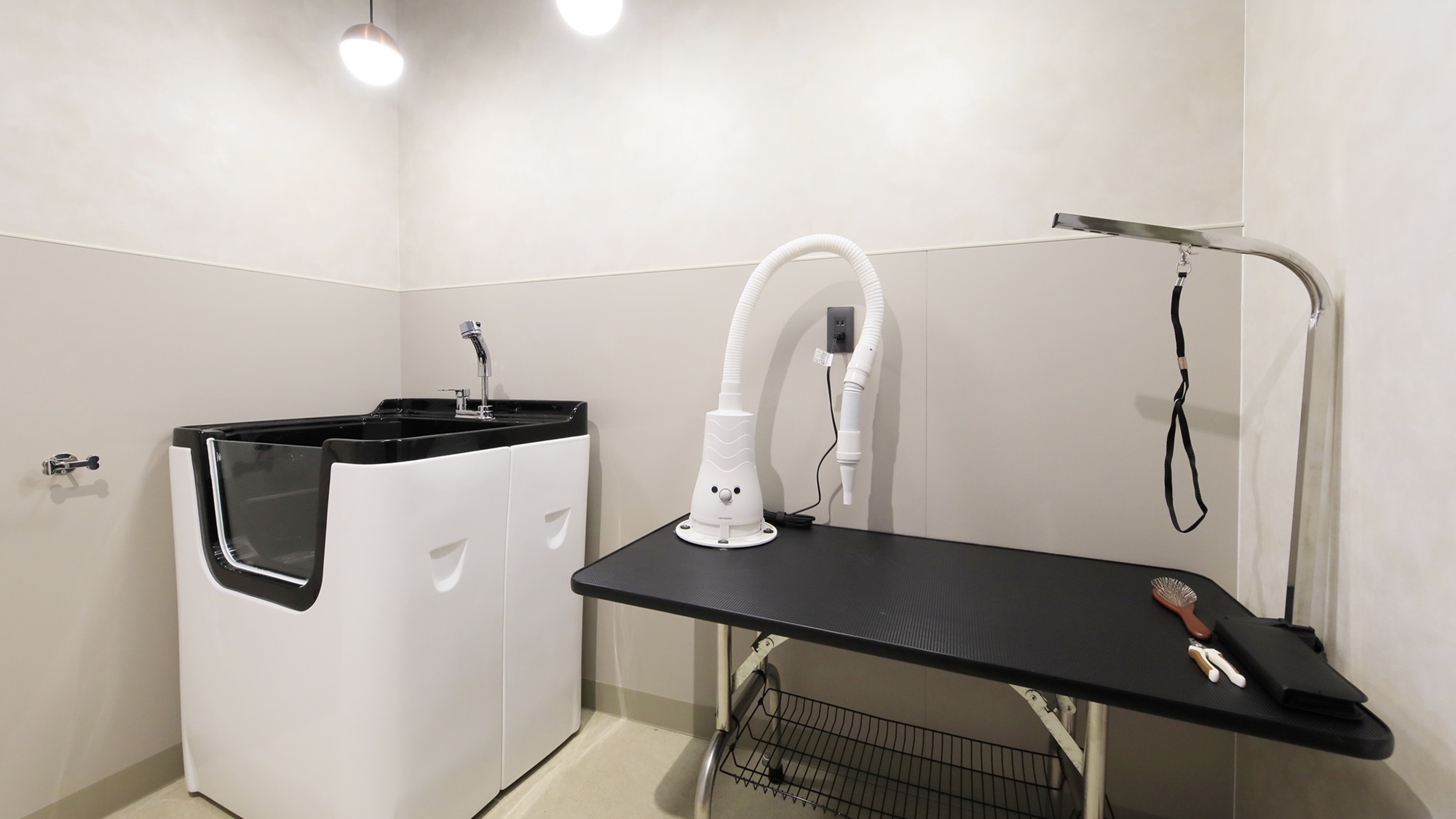 【トリミングルーム】ペットの皮膚と被毛をいたわる復元ドライヤーをご用意いたしております。（一例）