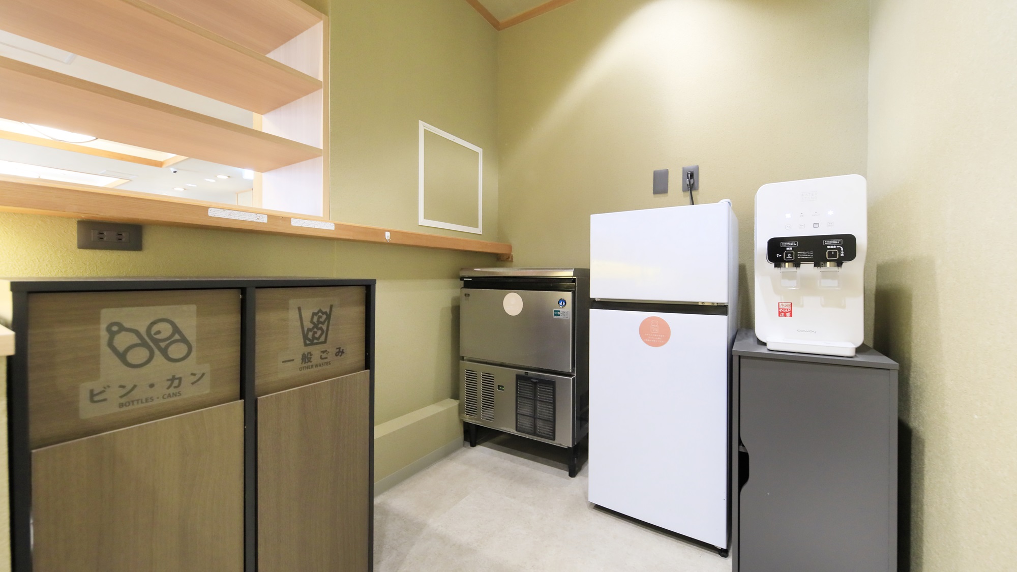 【ドッグキッチン】冷蔵庫にはヤギミルクのご用意もございますので、ご自由にご利用ください(一例)