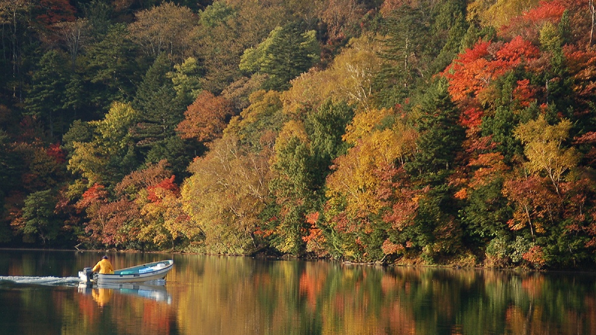 【湯ノ湖】三岳の噴火で湯川がせき止められてできた湖。10月上旬～中旬には色鮮やかな紅葉が見られます。