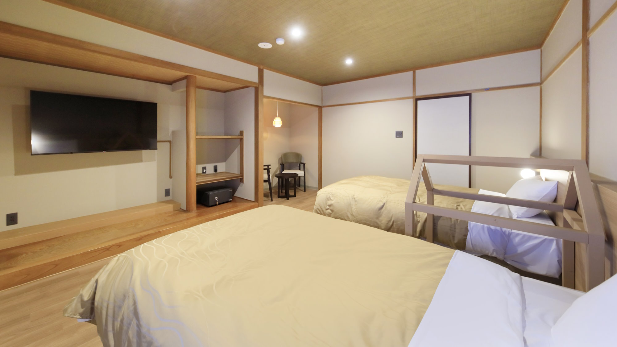 【半露天風呂付きツインベッド】ゆったりとしたセミダブルサイズのベッドを2台設置しております（一例）