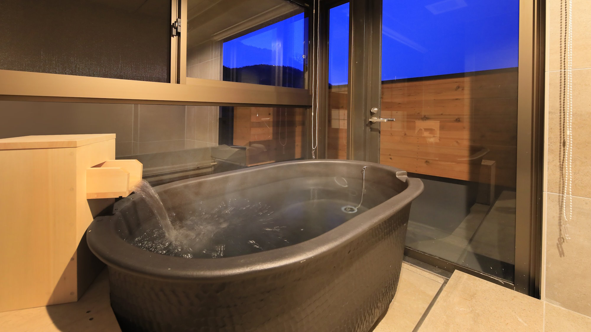 【半露天風呂付きツインベッド】和モダンな内装となっております（一例）