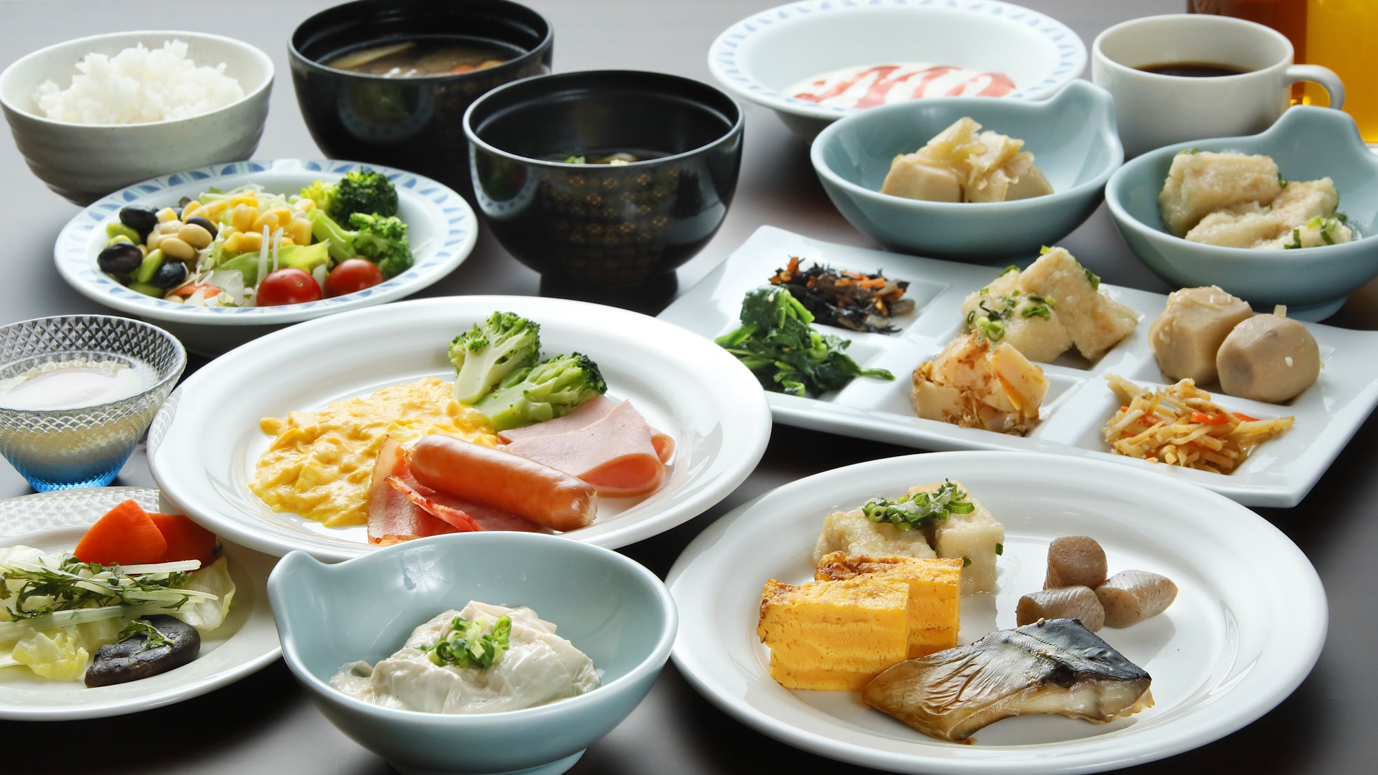【ビュッフェ：ご朝食】カラダの芯から温まるお料理を多数ご用意いたしております（一例）
