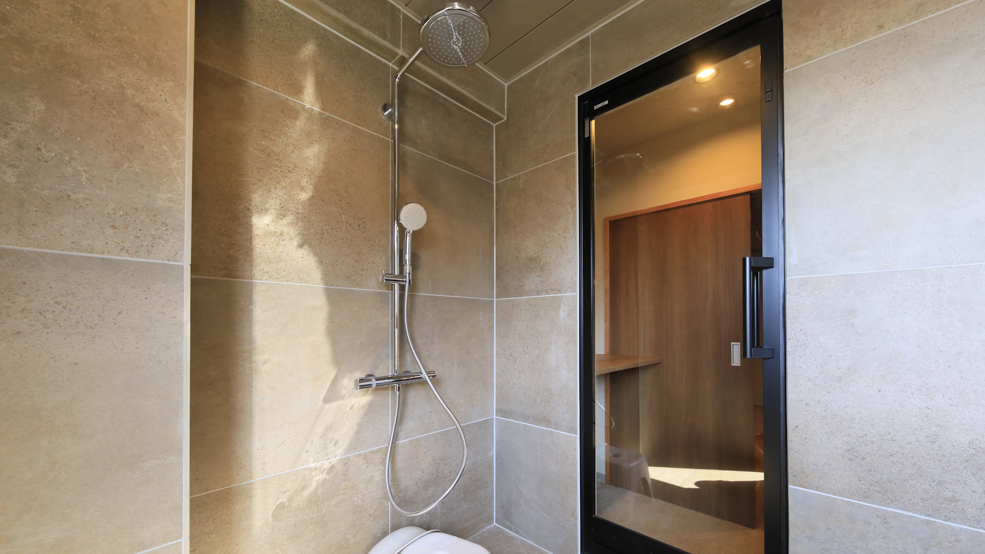 【半露天風呂付きツインベッド】シャワーブースのご用意もございます（一例）