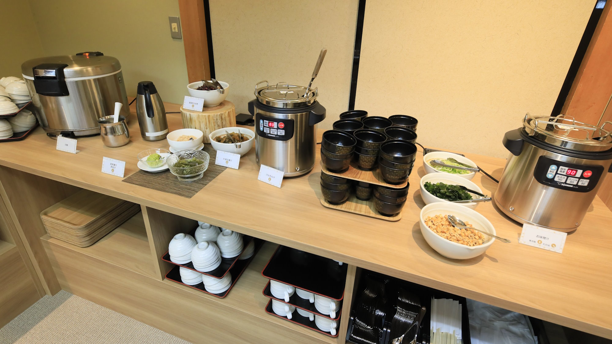 【ビュッフェ：ご朝食】温かいご飯やお味噌汁などもご用意いたしております（一例）