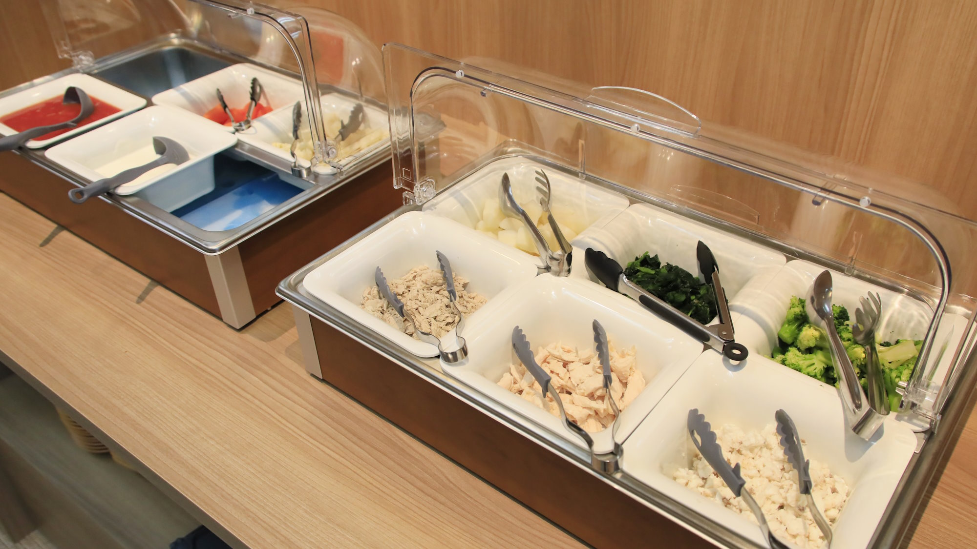 【ワンちゃん用ビュッフェ】ワンちゃんのご夕食、ご朝食もビュッフェスタイルでのご案内となります（一例）