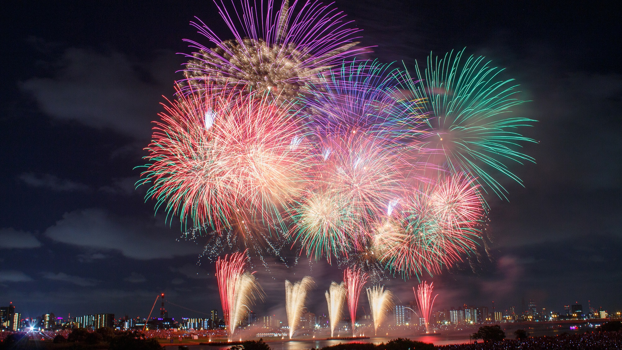 【湯ノ湖／湖上涼風・湯元温泉花火大会】例年9月中旬頃に湯ノ湖湖畔で開催されます（一例）