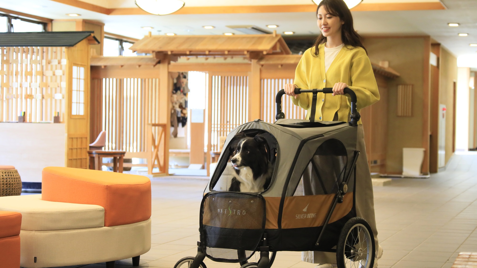 【ロビーラウンジ】愛犬用バギーご利用の際も、開放的な空間なので安心です(一例)