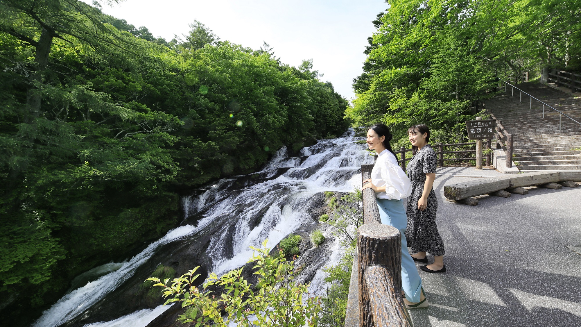 【竜頭の滝】二つに分かれた滝と、水の流れる様が竜の頭のように見えることが由来の滝（一例）