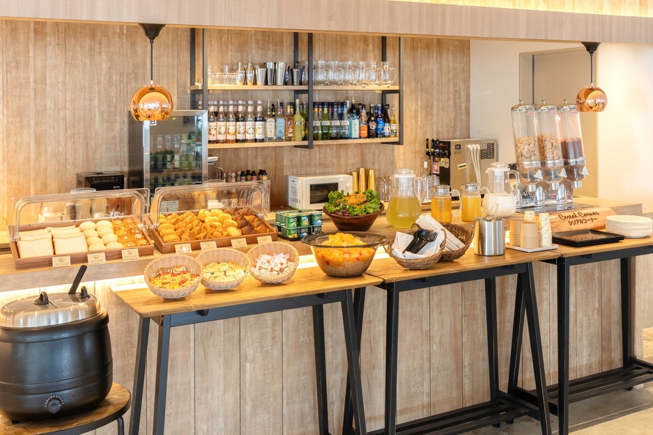 【グループ・ファミリー旅行に！】専用シャワー・トイレ付の大人数個室で快適ステイ♪（朝食付き）