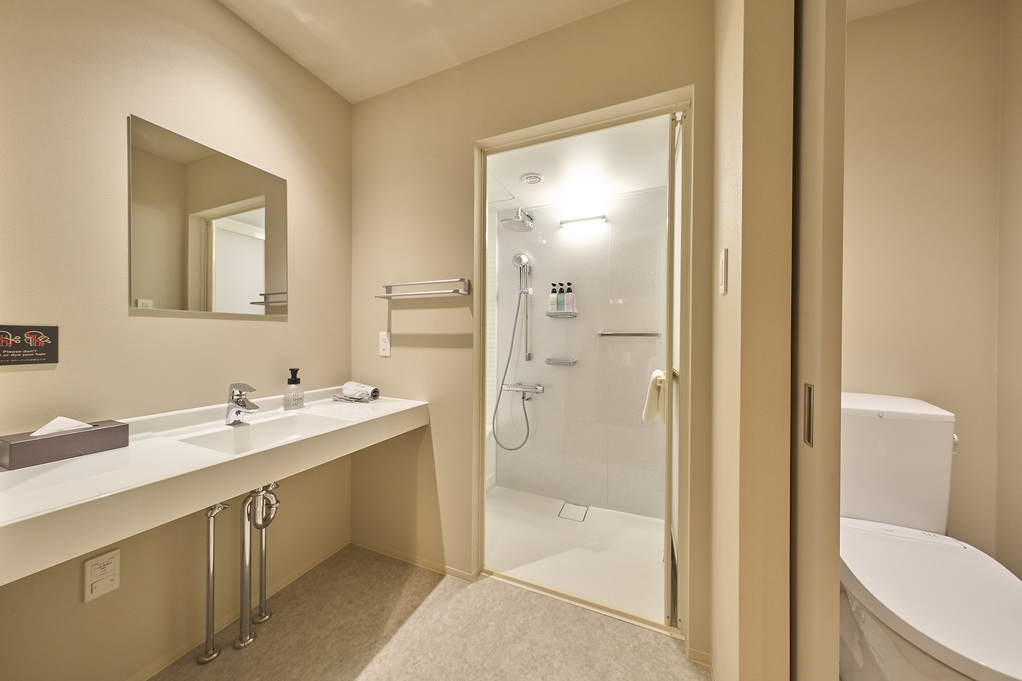 【グループ・ファミリー旅行に！】専用シャワー・トイレ付の大人数個室で快適ステイ♪（朝食付き）