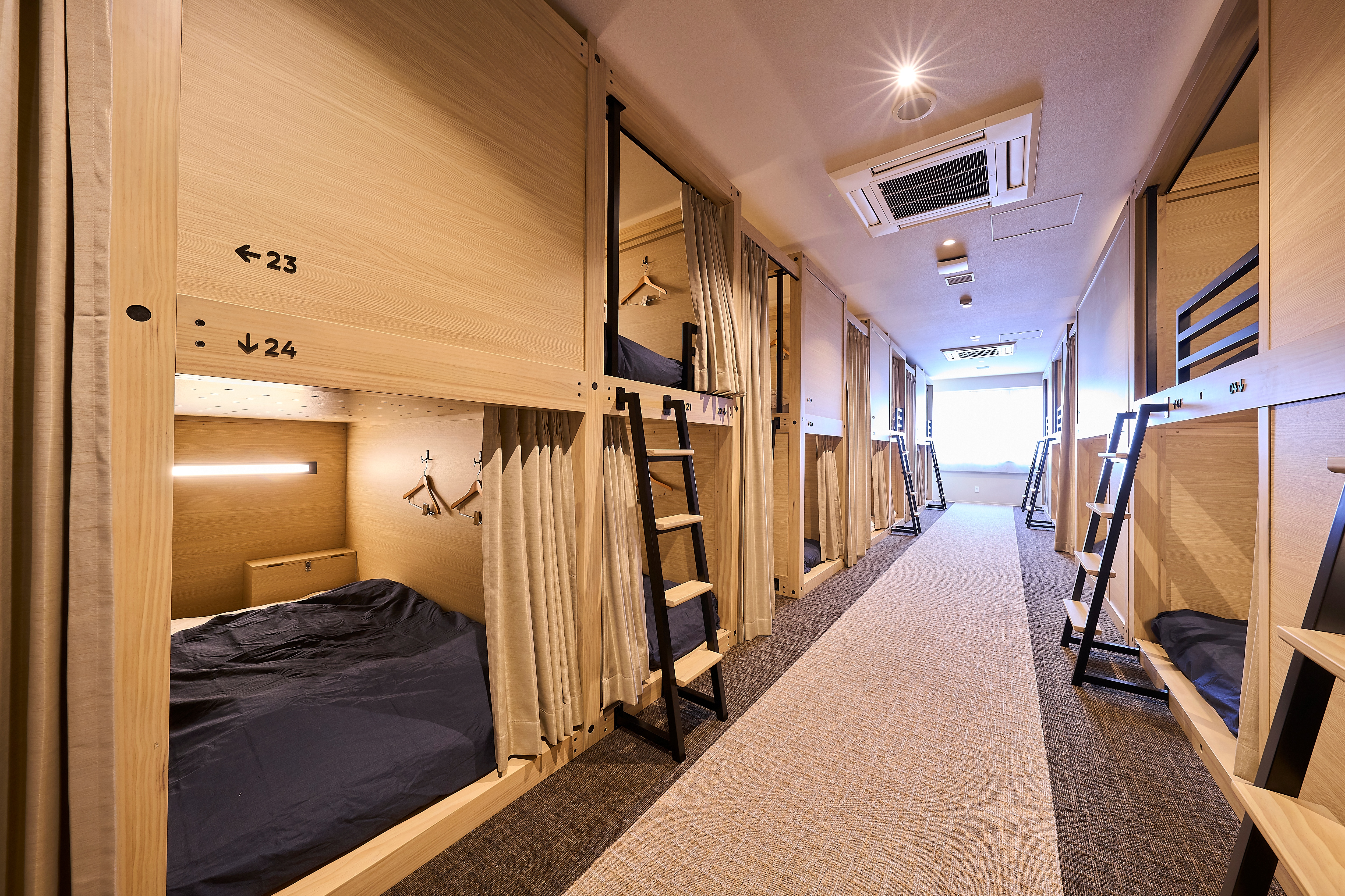 ドミトリー（相部屋）タイプの二段ベッドのお部屋です。旅先での出会いを楽しみたい方におすすめです。セーフティボックスもあるのでセキュリティも安心です。